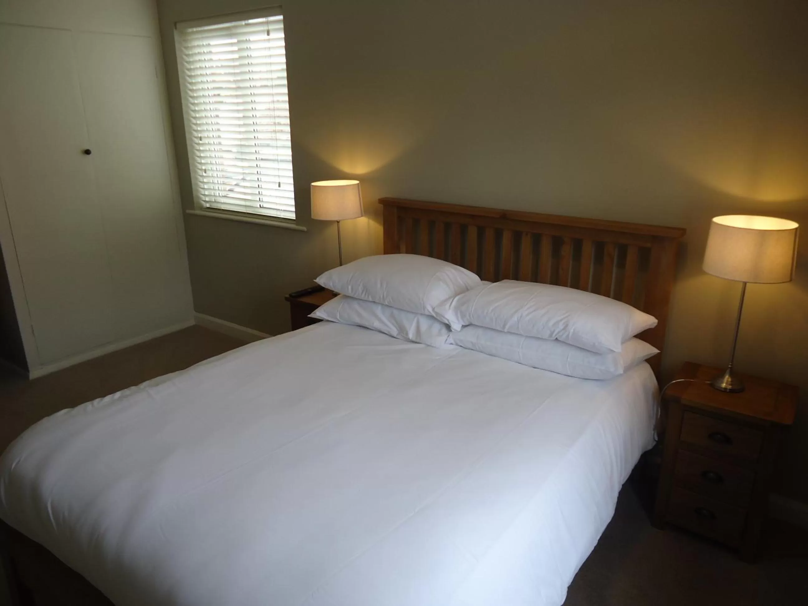 Photo of the whole room, Bed in Royal Oak Hotel