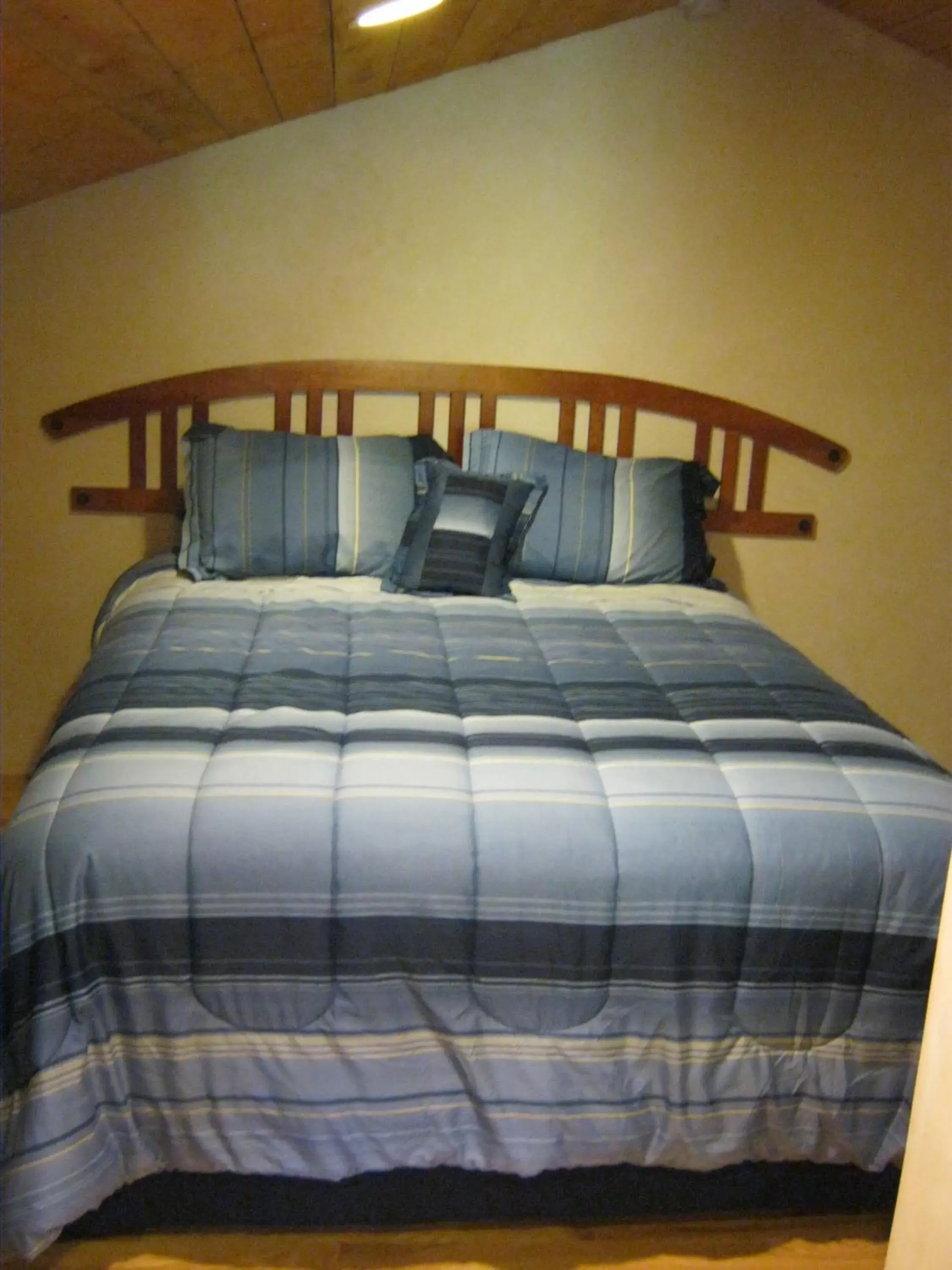 Bed in Shady Brook Inn Village/Resort