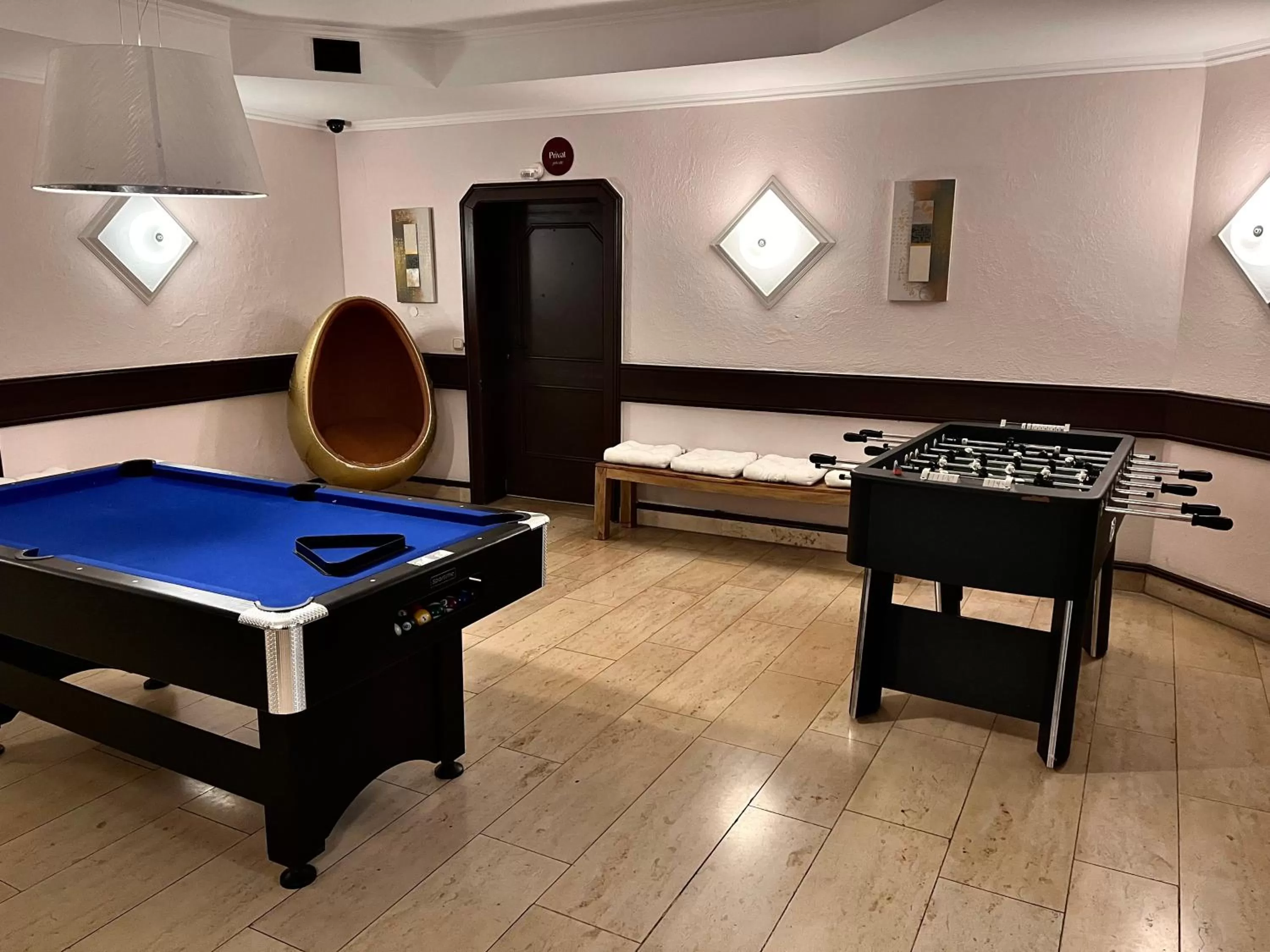 Billiard in Arthotel ANA Style Augsburg