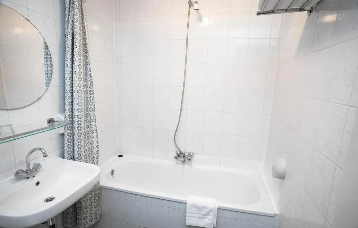 Shower, Bathroom in Delta Hotel City Center
