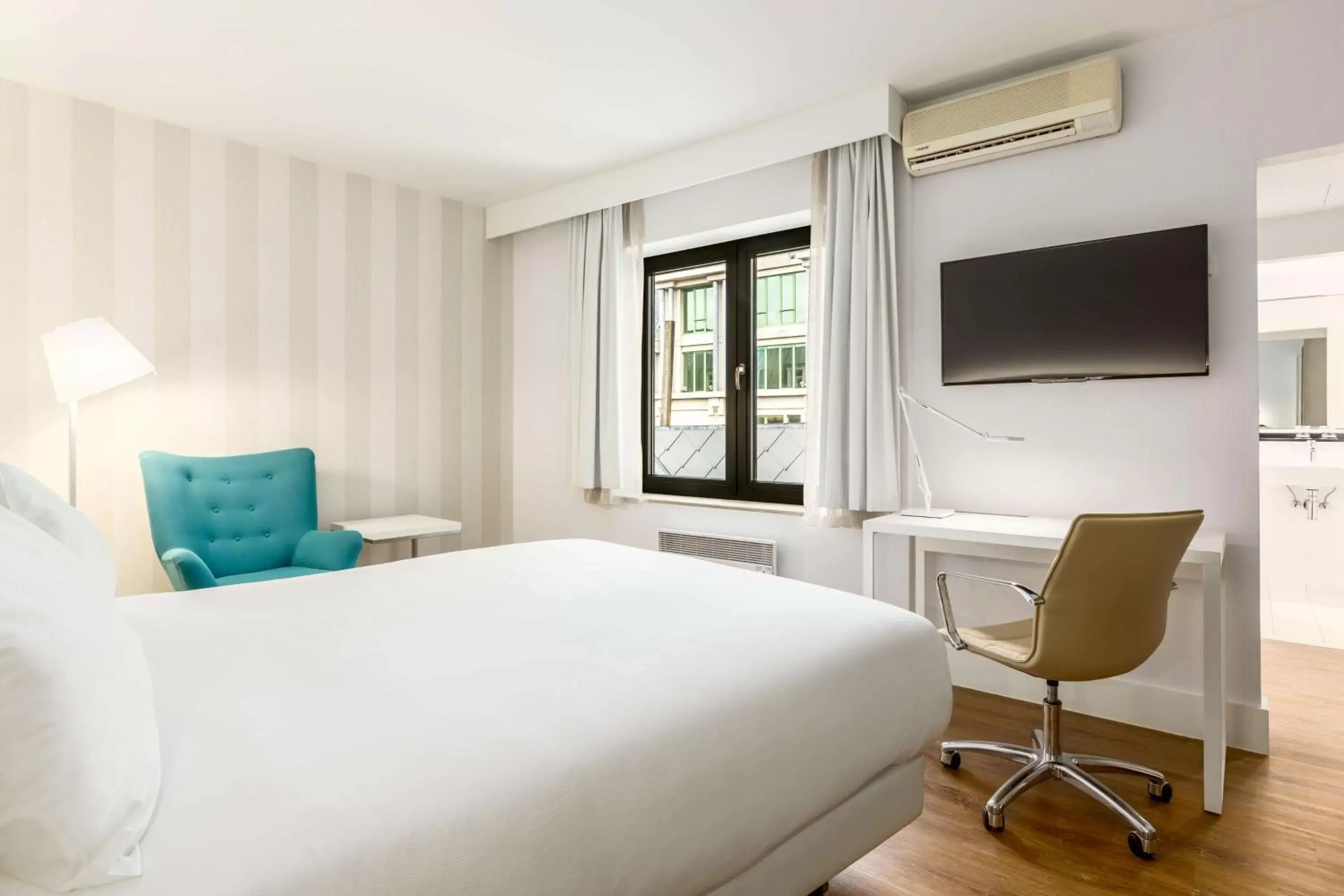 Photo of the whole room, Bed in NH Brussels Grand Place Arenberg