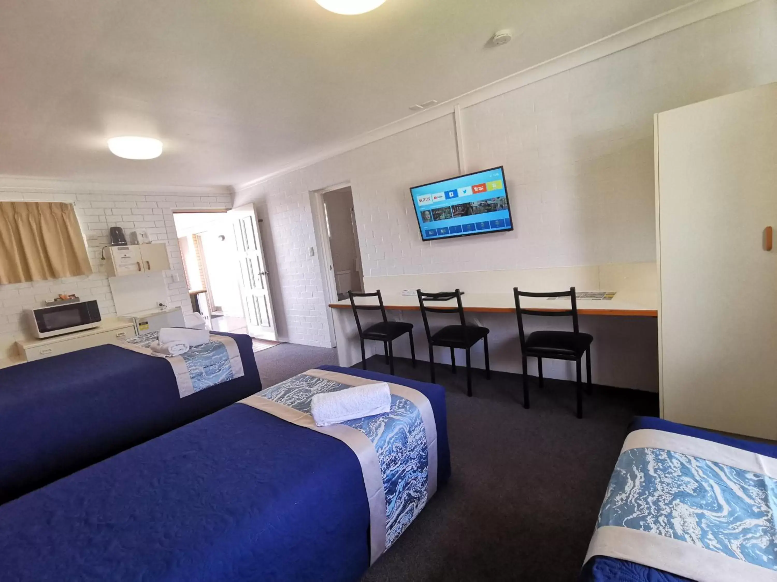 Photo of the whole room, Bed in Leichhardt Motor Inn