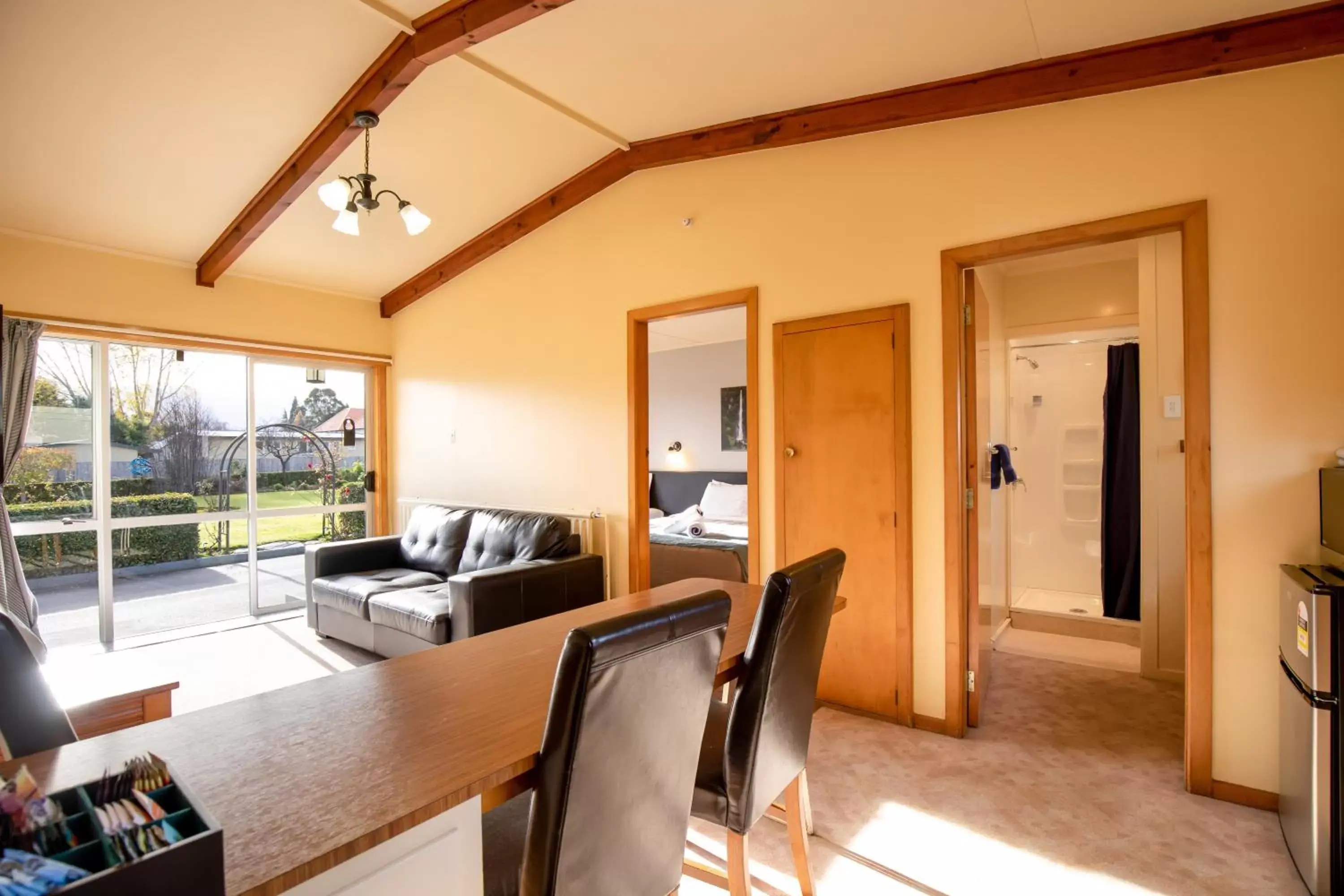 Living room, Dining Area in Alpine View Motel