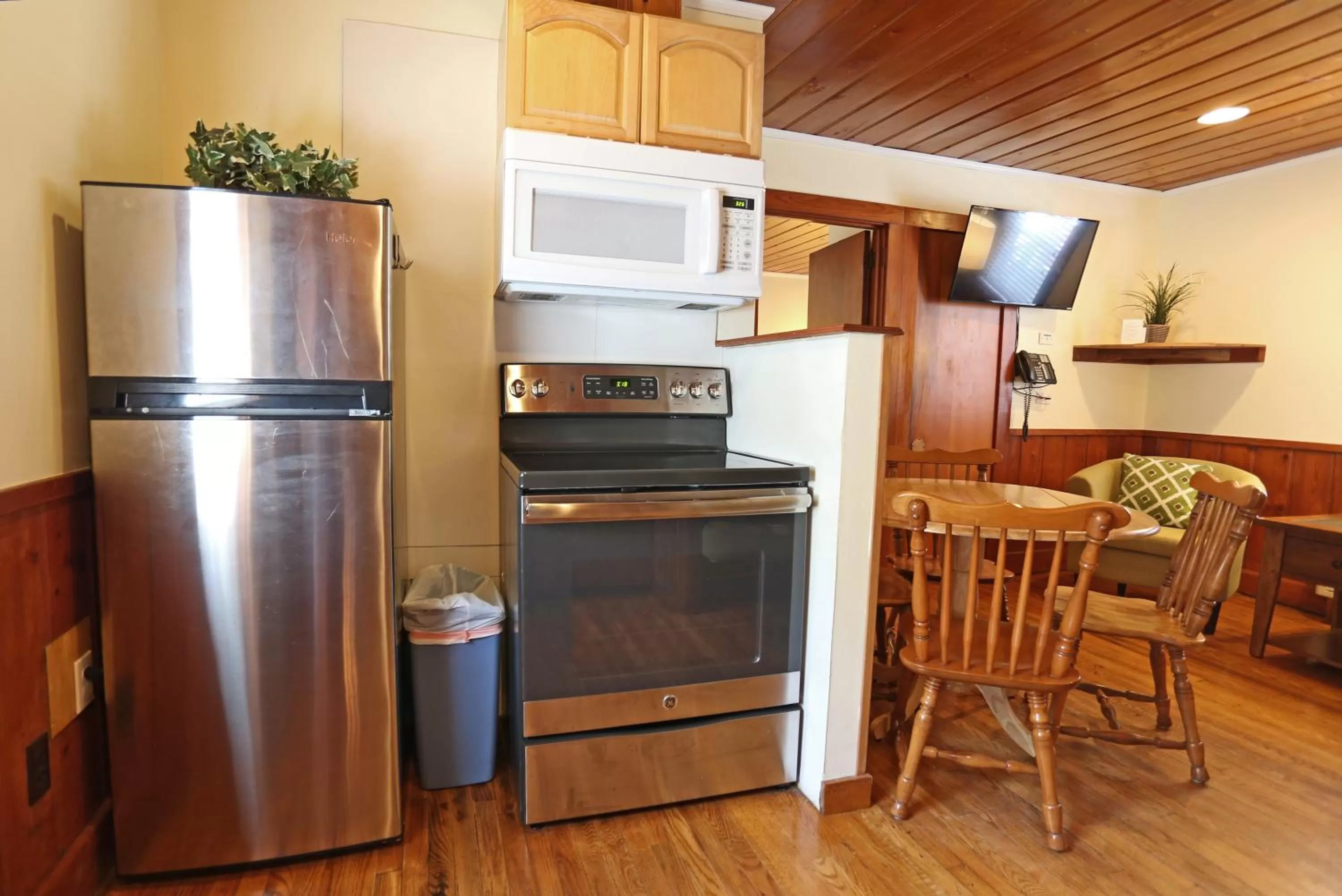 Kitchen or kitchenette in Cape Pines Motel