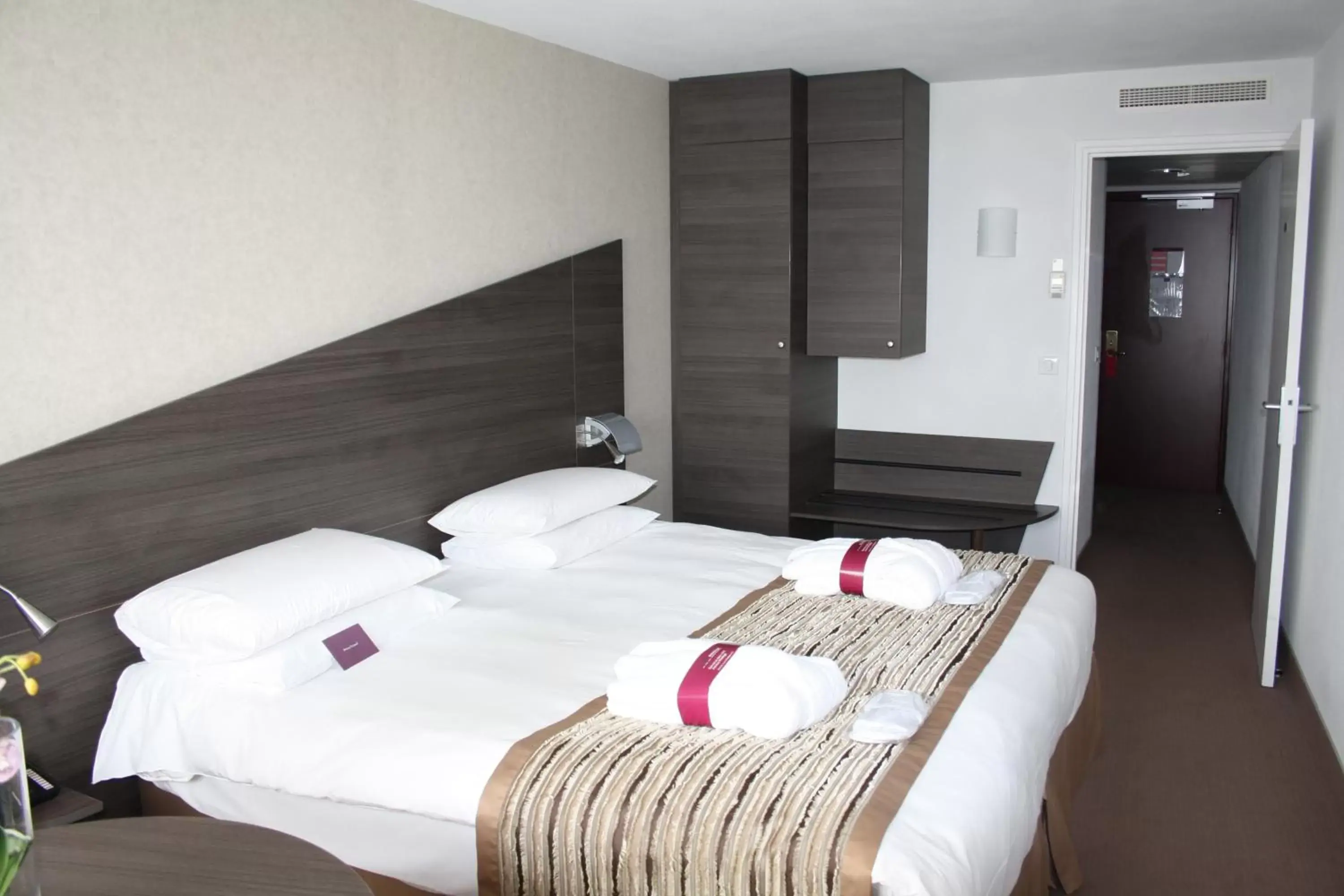 Photo of the whole room, Bed in Mercure Vannes Le Port