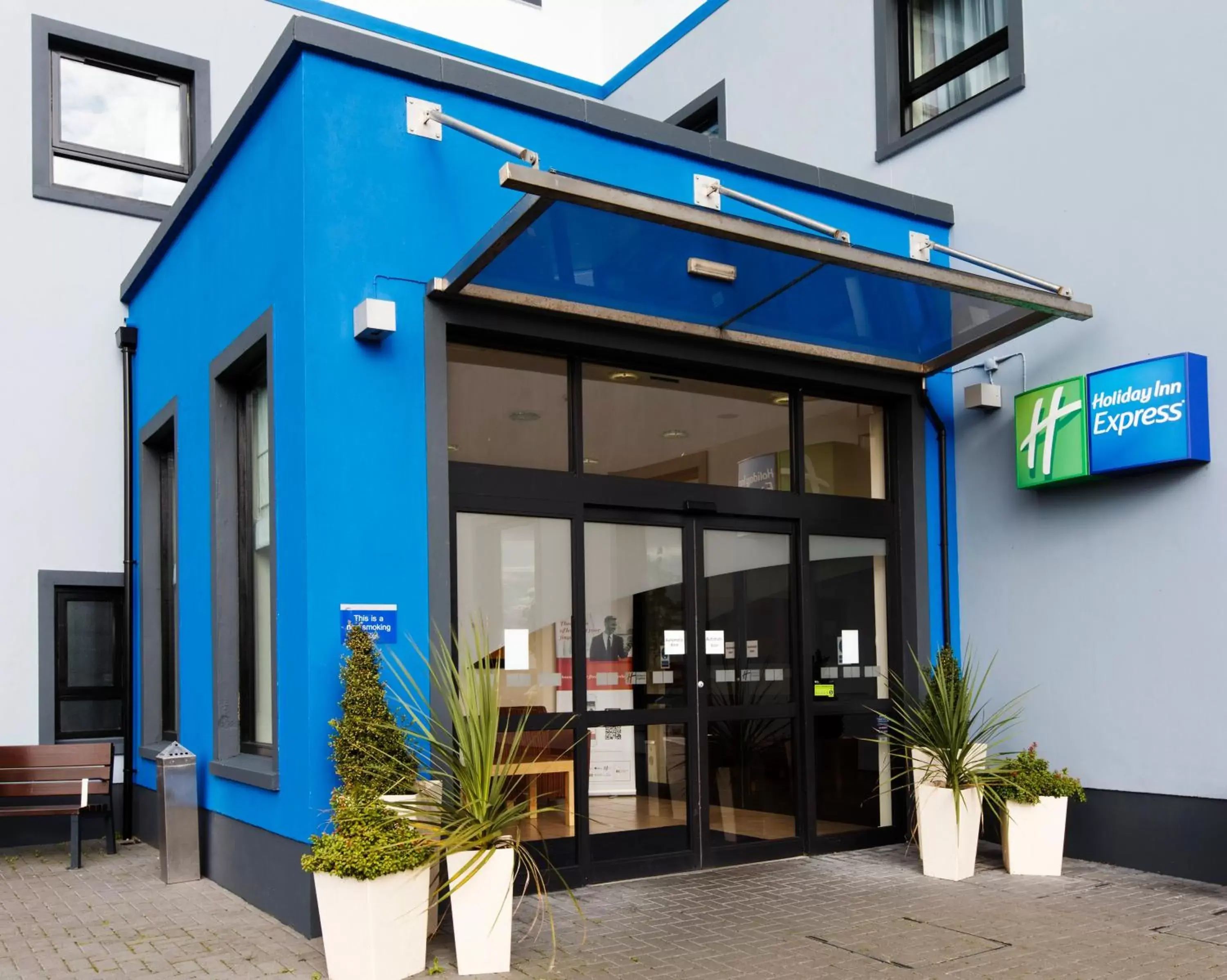 Facade/entrance in Holiday Inn Express Antrim by IHG Facade/entrance in Holiday Inn Express Antrim by IHG