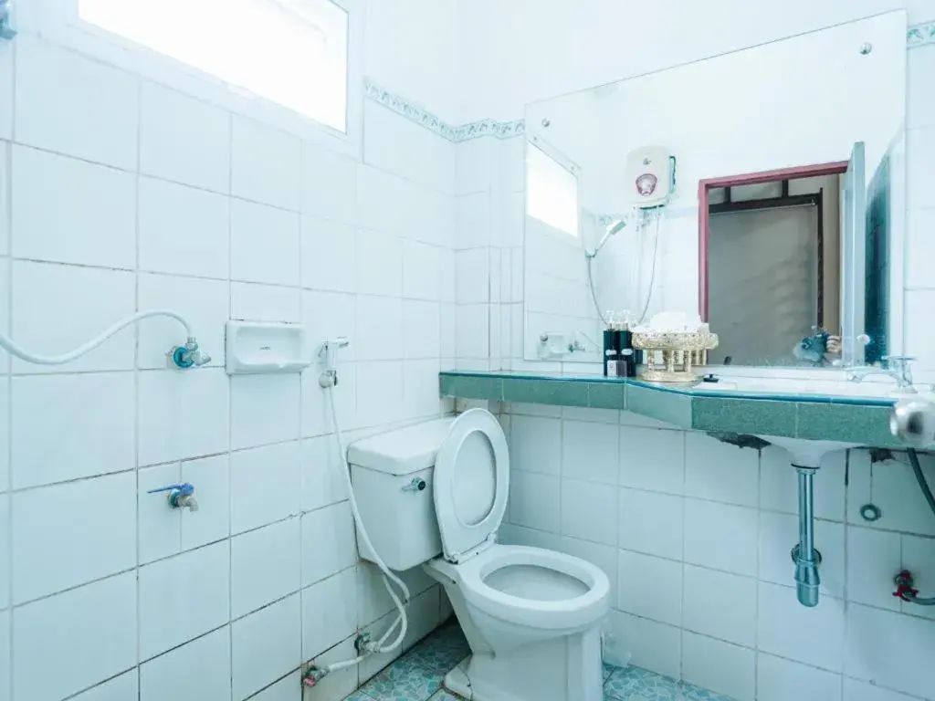 Toilet, Bathroom in Rendezvous Oldtown Chiangmai (SHA Extra+) by ZUZU