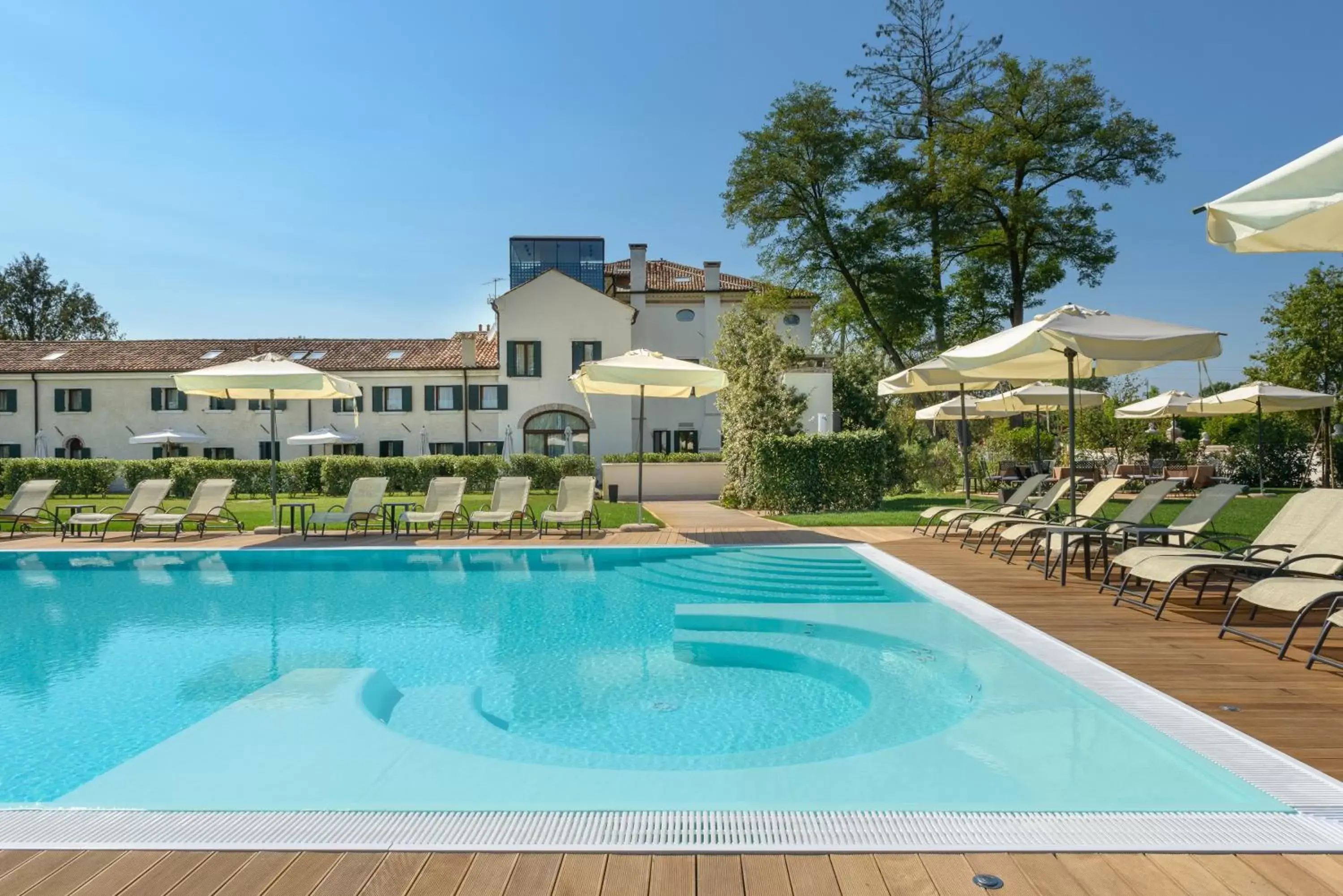 Swimming pool, Property Building in Hotel Villa Barbarich Venice Mestre