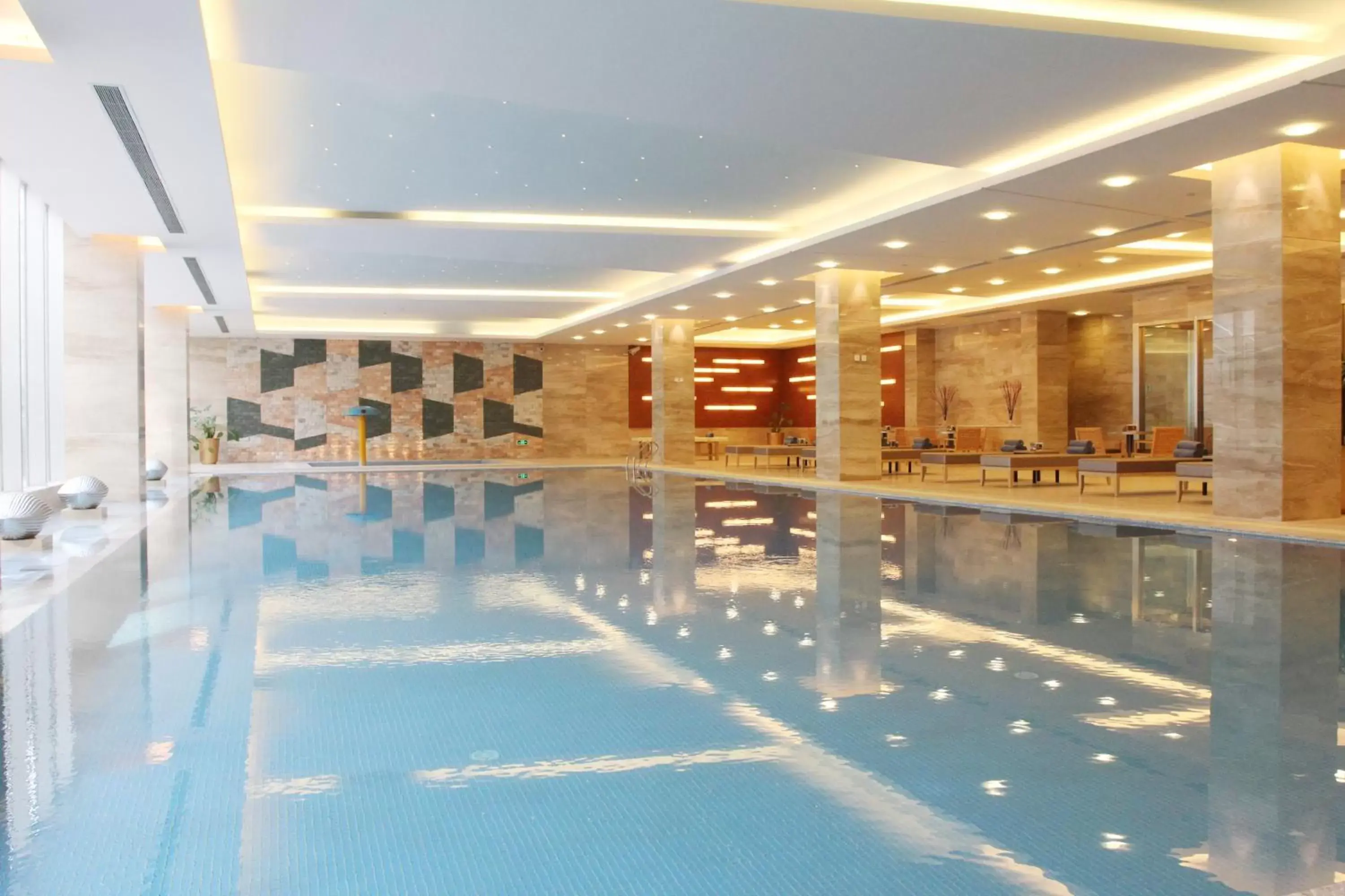 Swimming pool in Pullman Linyi Lushang Swimming pool in Pullman Linyi Lushang