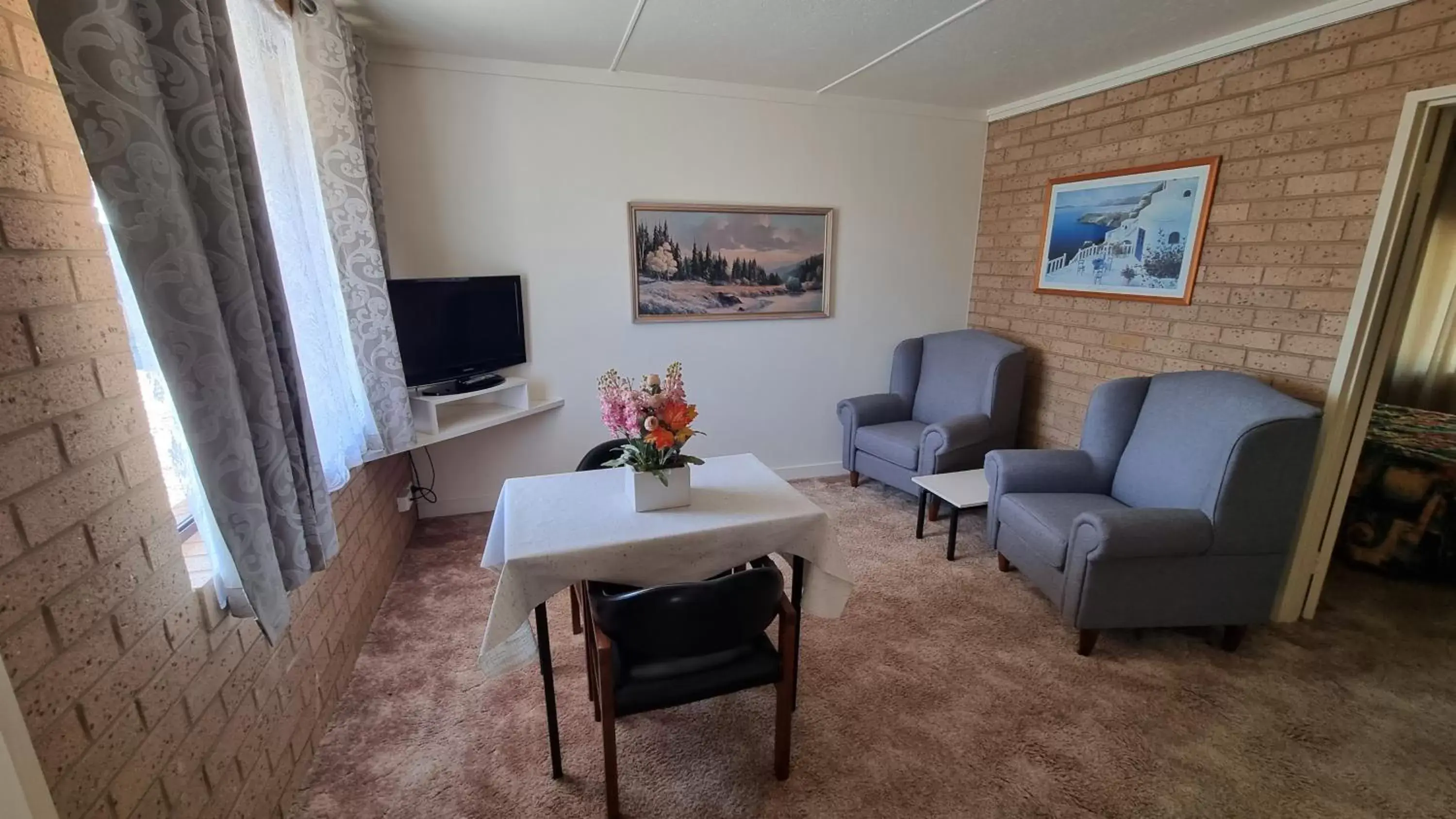 Living room, Seating Area in Lone Pine Motel