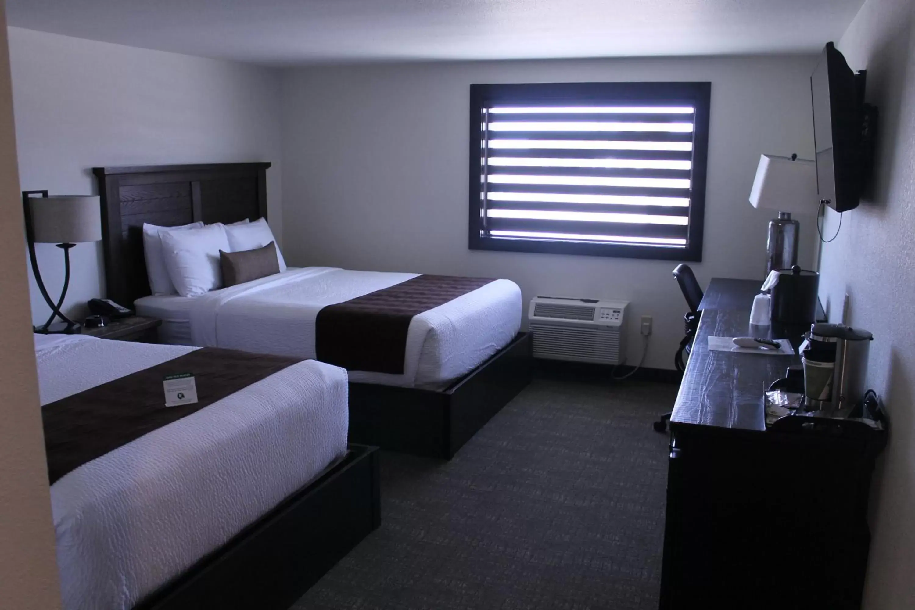 Bed in Boarders Inn & Suites by Cobblestone Hotels - Syracuse