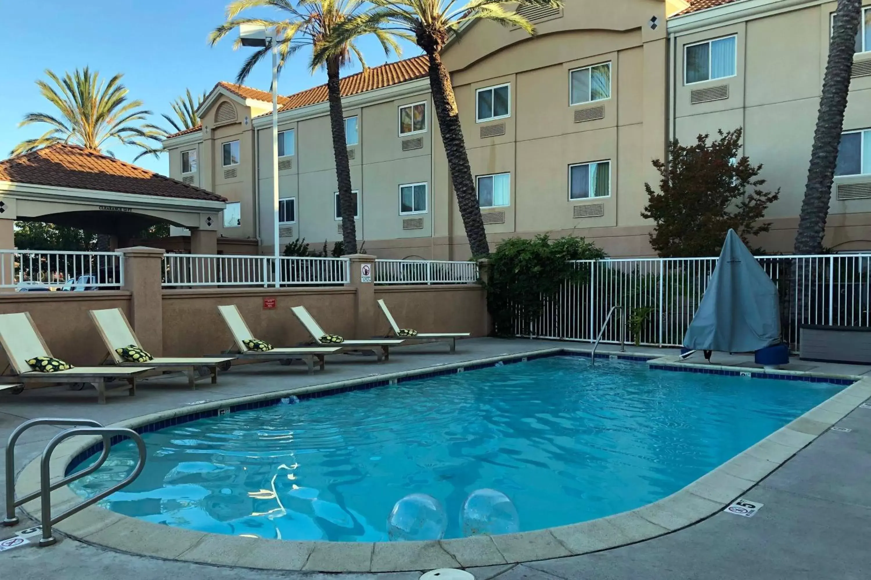 Swimming pool, Property Building in Fairfield Inn & Suites by Marriott San Francisco San Carlos