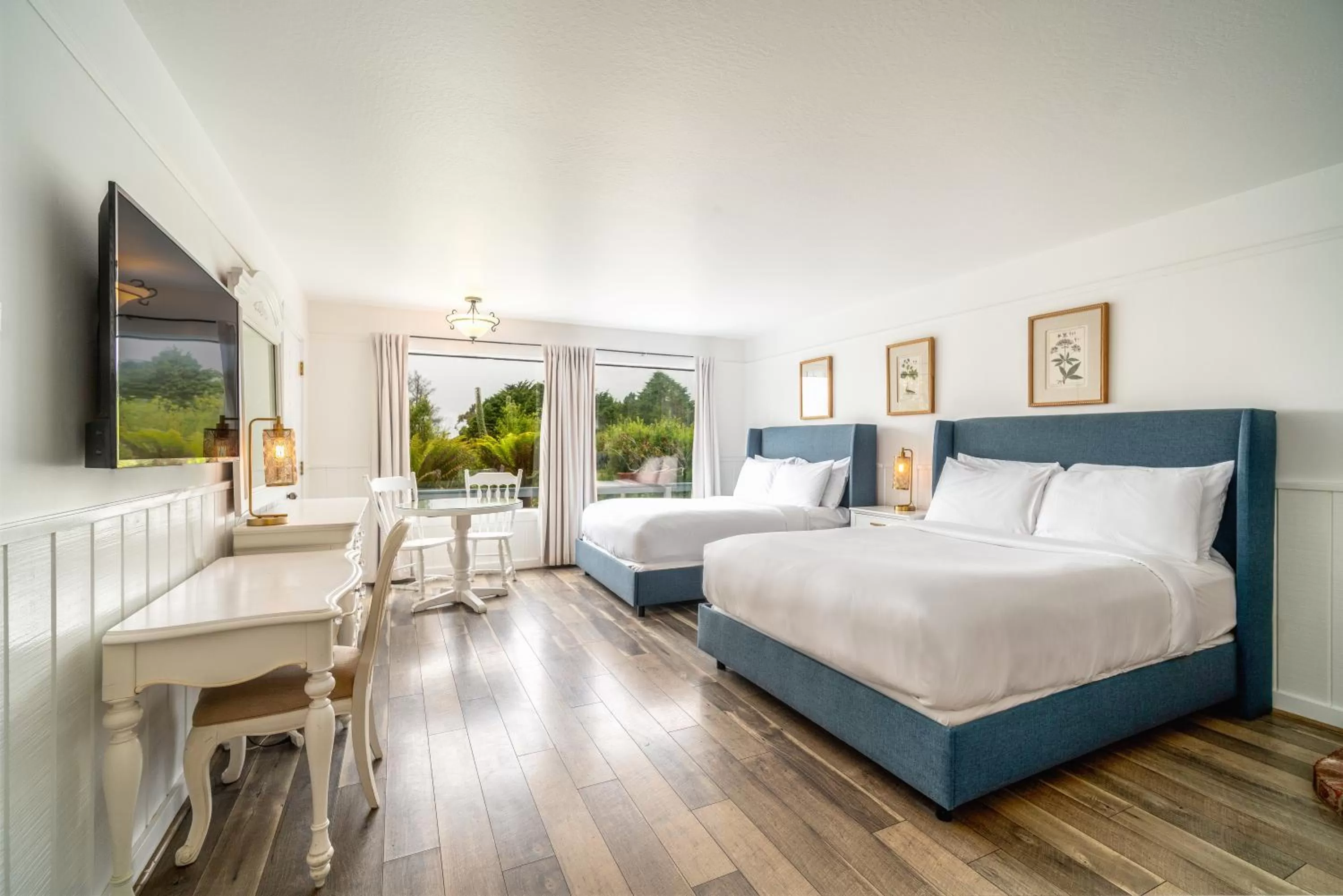 Bed in Agate Cove Inn