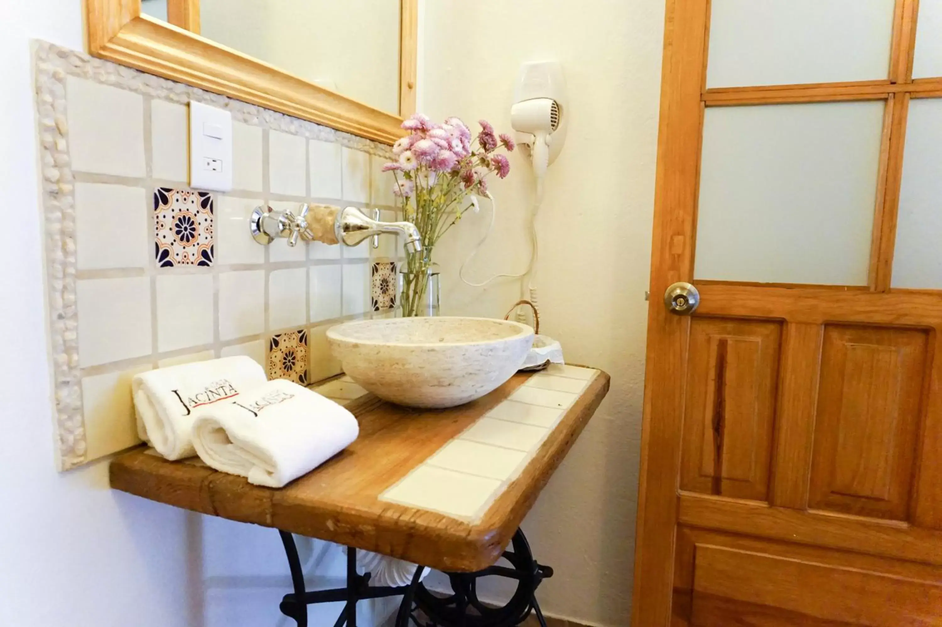Decorative detail, Bathroom in Casa Jacinta Guest House