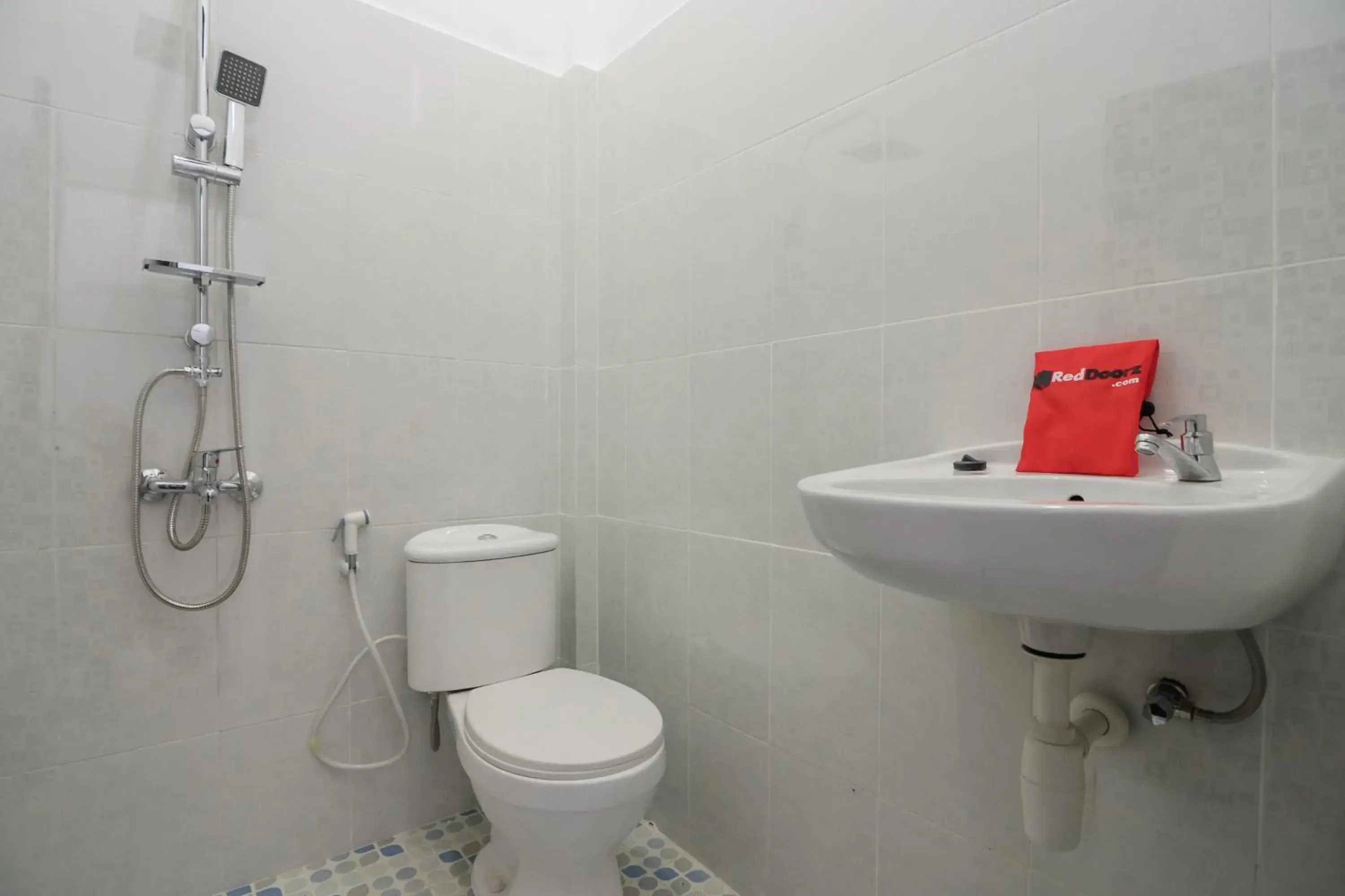 Bathroom in RedDoorz near Sultan Thaha Airport Jambi
