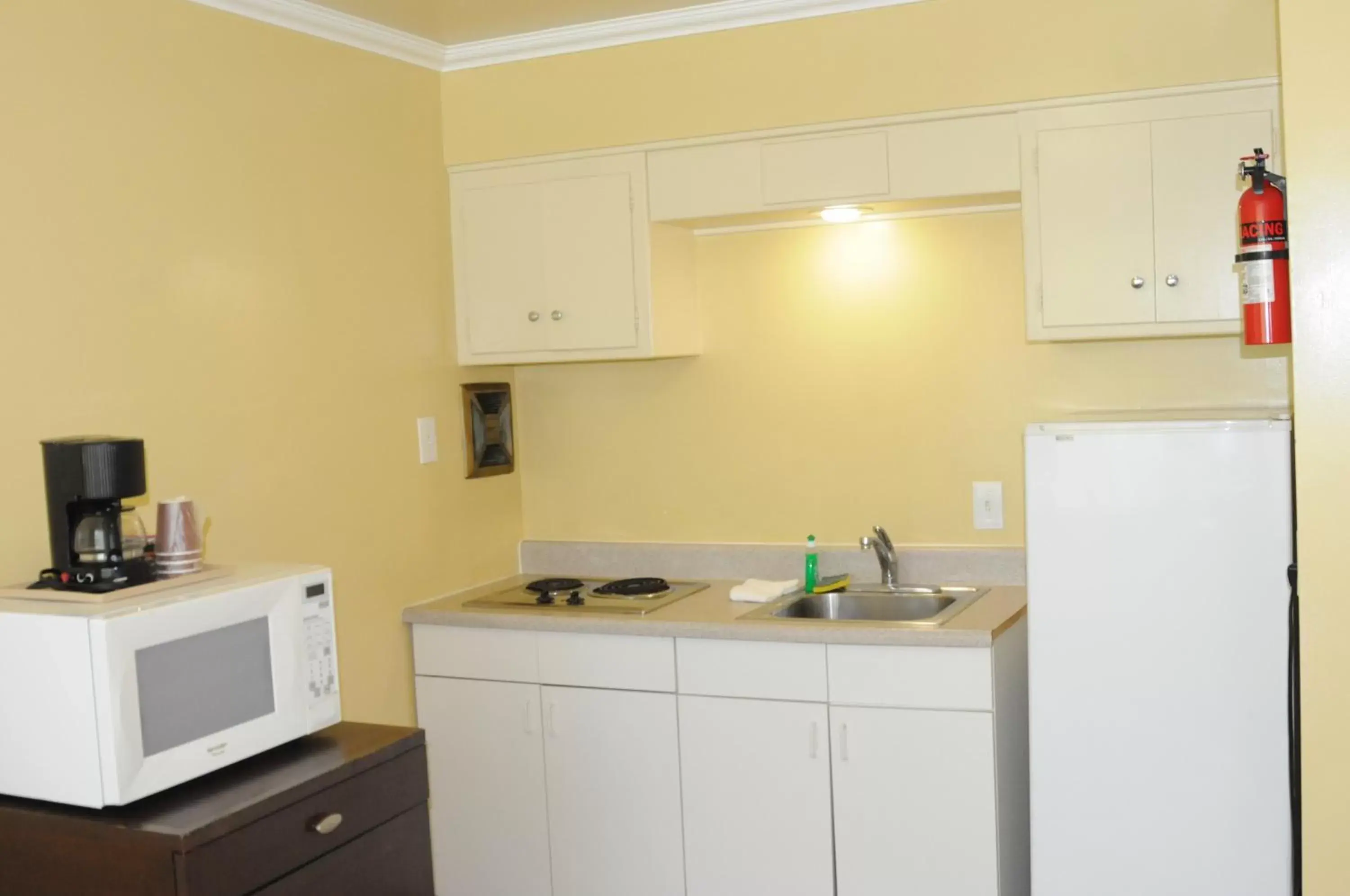 Kitchen or kitchenette, Kitchen/Kitchenette in Oasis Inn and Suites