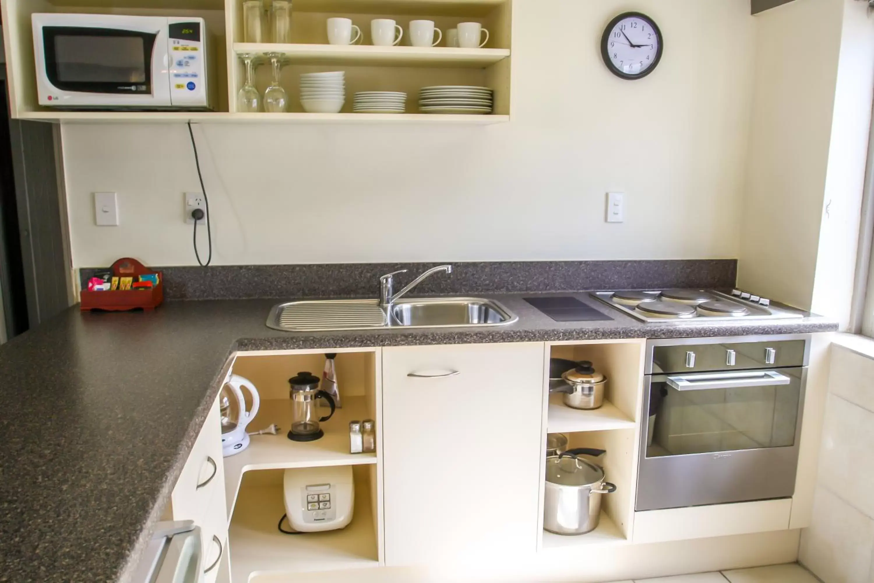 Food close-up, Kitchen/Kitchenette in Camelot Motor Lodge