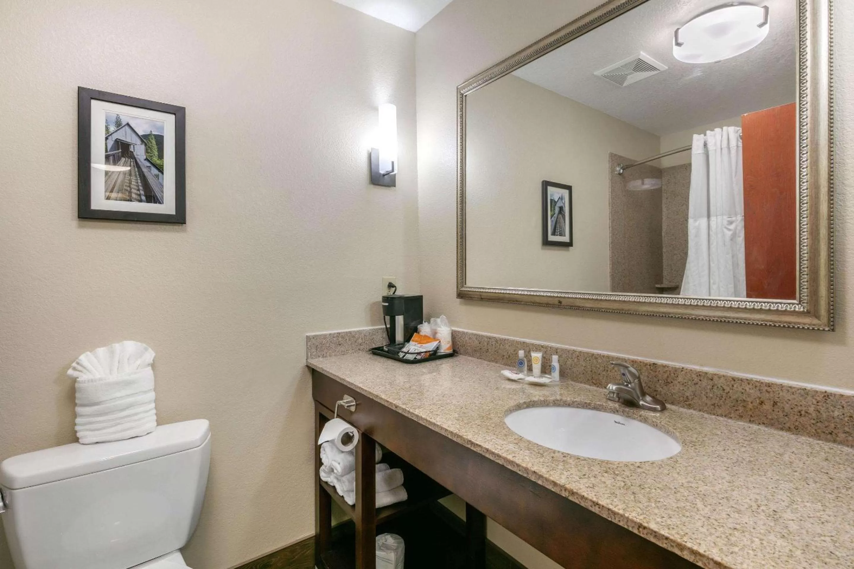 Bathroom in Comfort Suites Hopkinsville near Fort Campbell