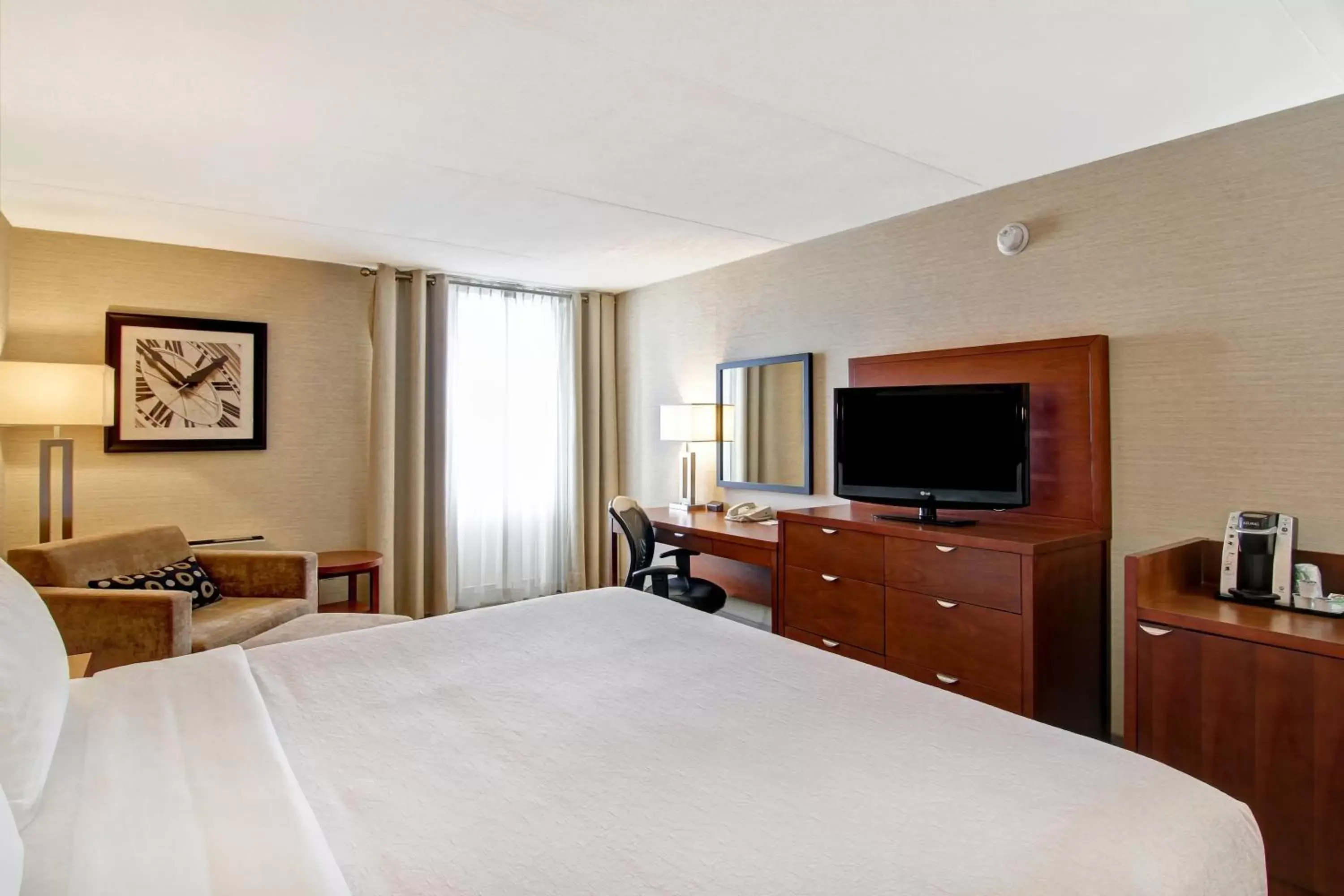 Photo of the whole room, Bed in Holiday Inn Oakville Centre, an IHG Hotel