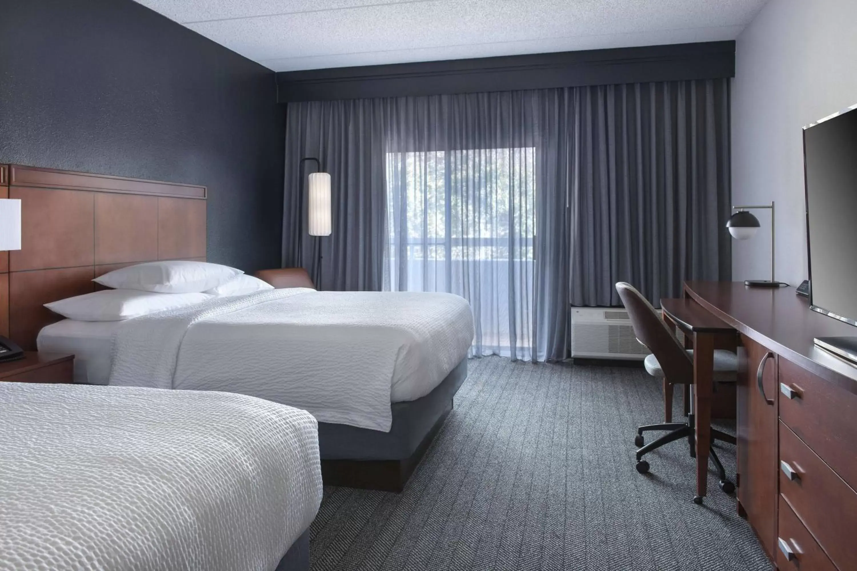 Photo of the whole room, Bed in Courtyard by Marriott Norwalk