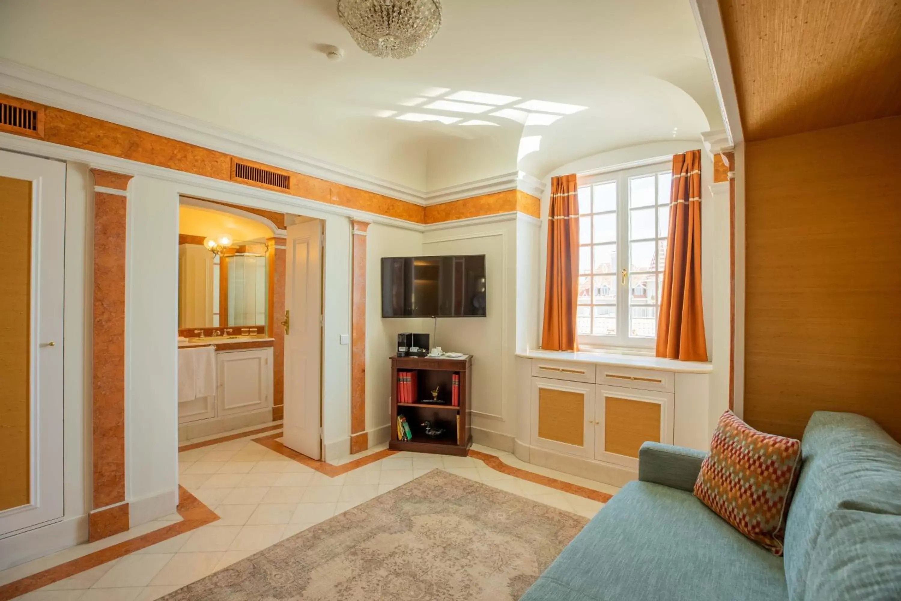 Bathroom, Seating Area in Estoril Vintage Hotel