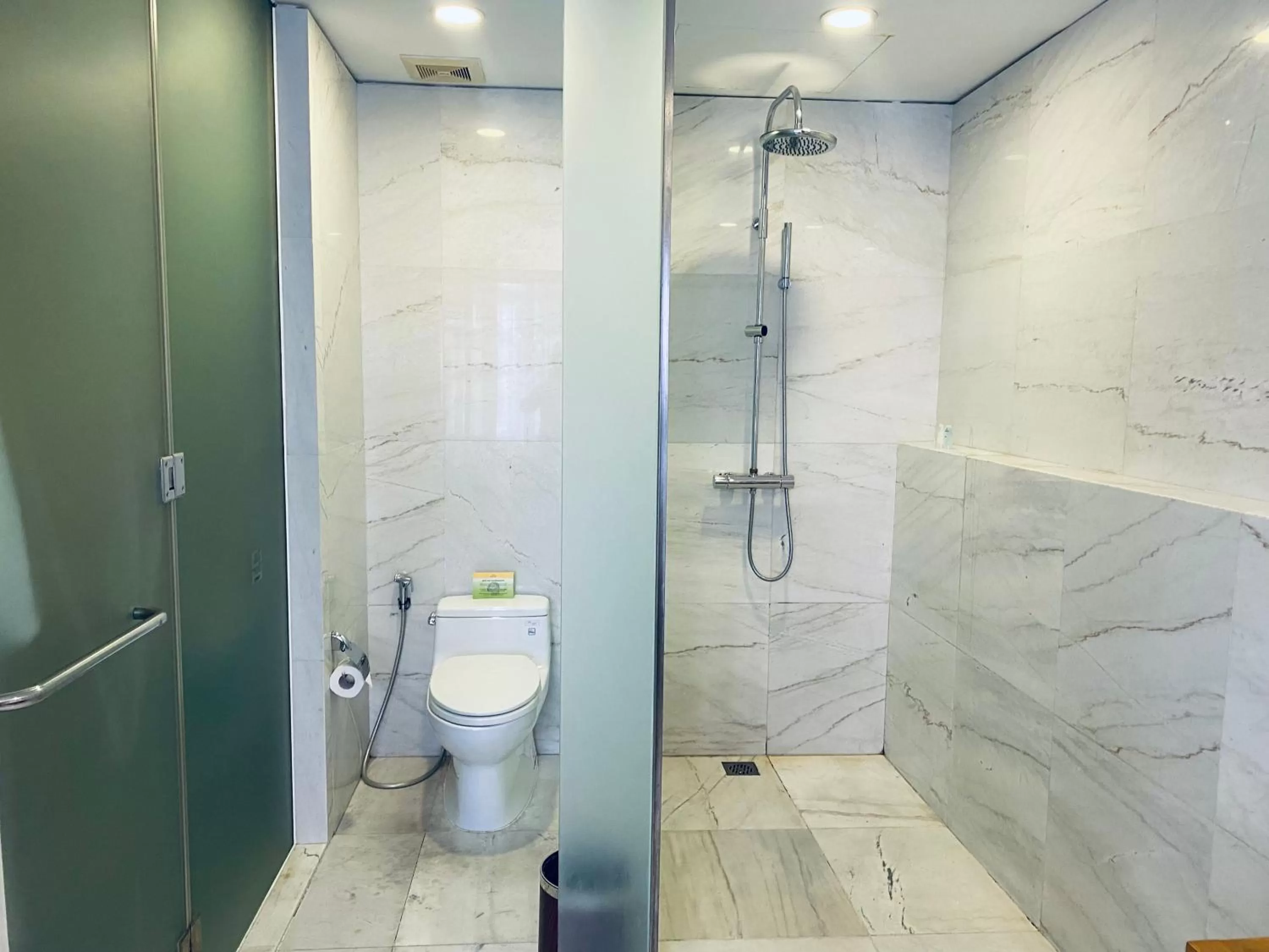 Shower in Liberty Hotel Saigon Greenview