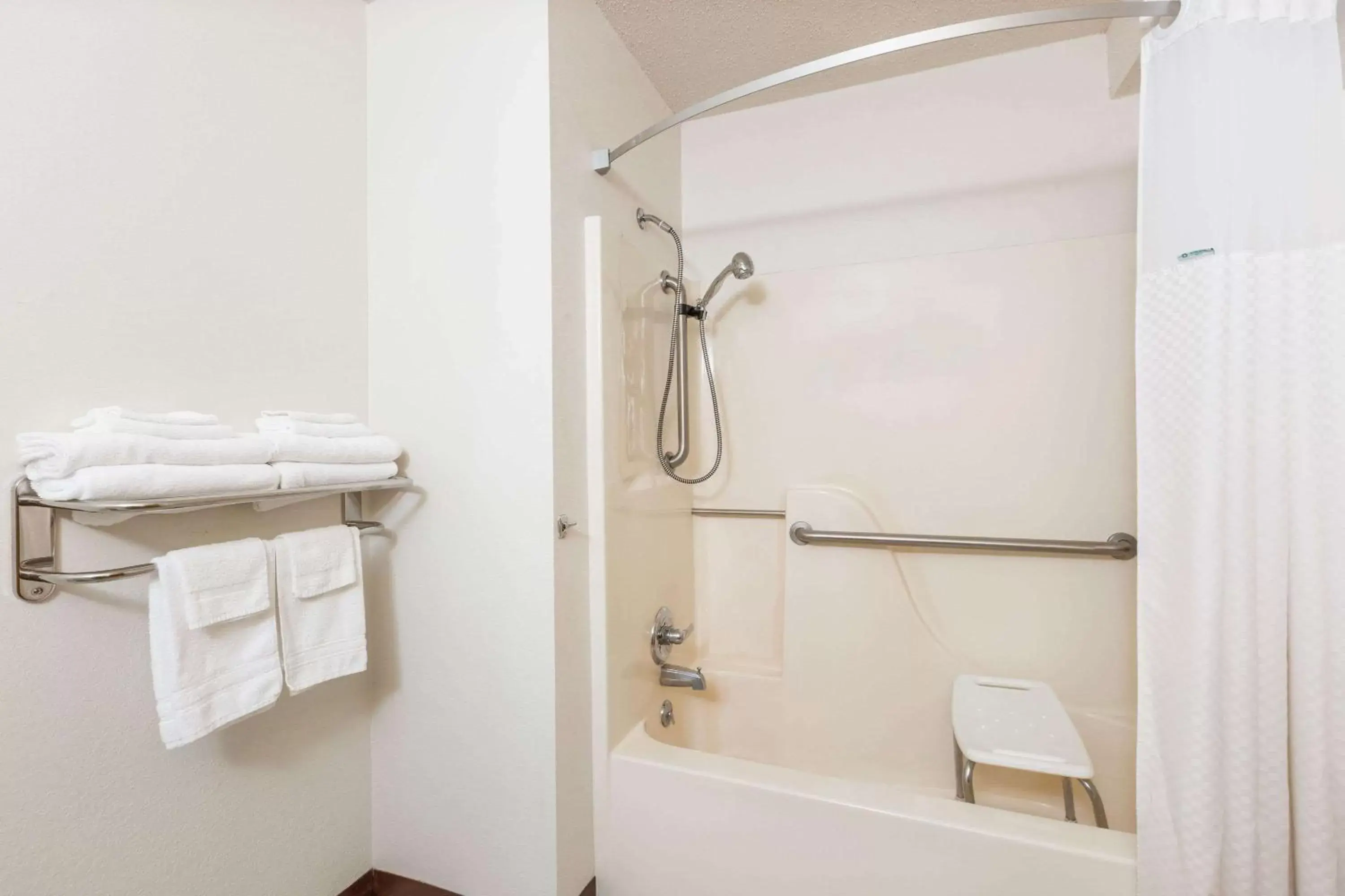 Queen Room - Disability Access/Non-Smoking in Super 8 by Wyndham Storm Lake Queen Room - Disability Access/Non-Smoking in Super 8 by Wyndham Storm Lake