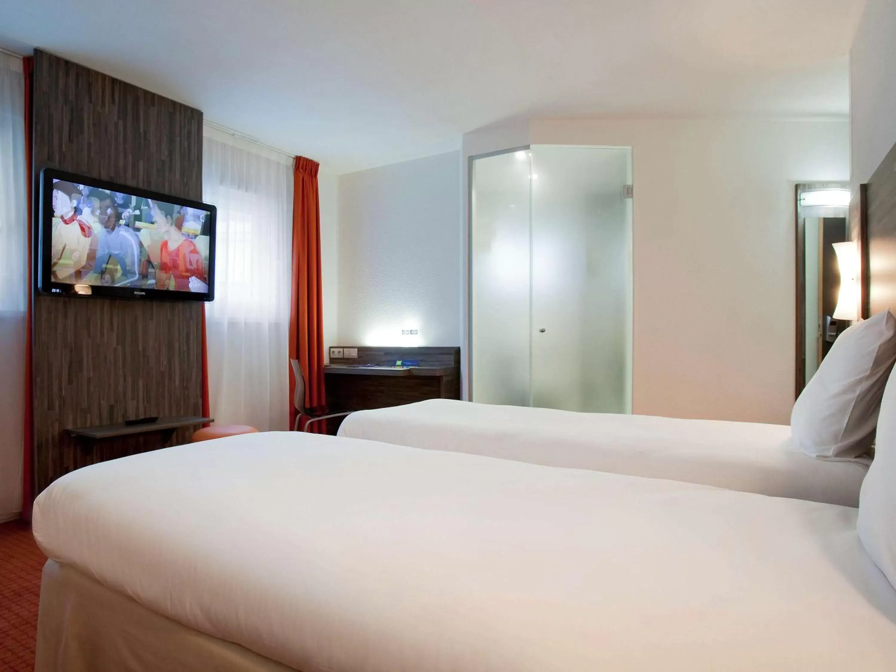 Photo of the whole room, Bed in ibis Styles Rennes Centre Gare Nord