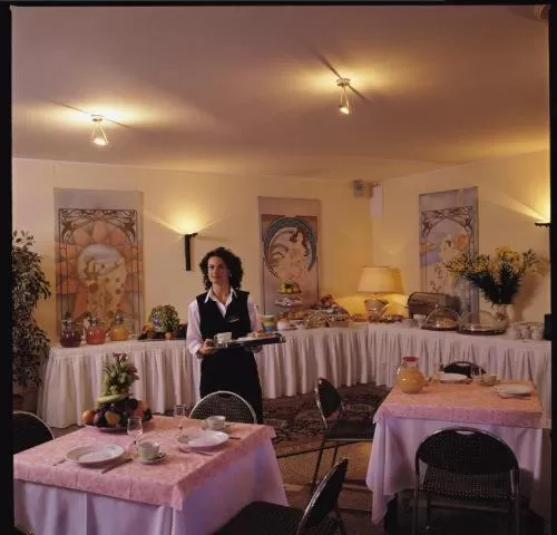 Buffet breakfast in Hotel & Loisir Le Ruote