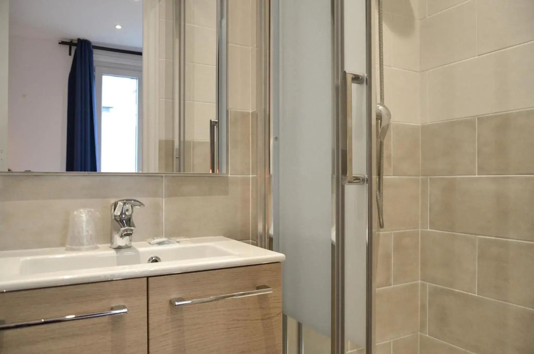 Shower, Bathroom in Hôtel De La Perdrix Rouge