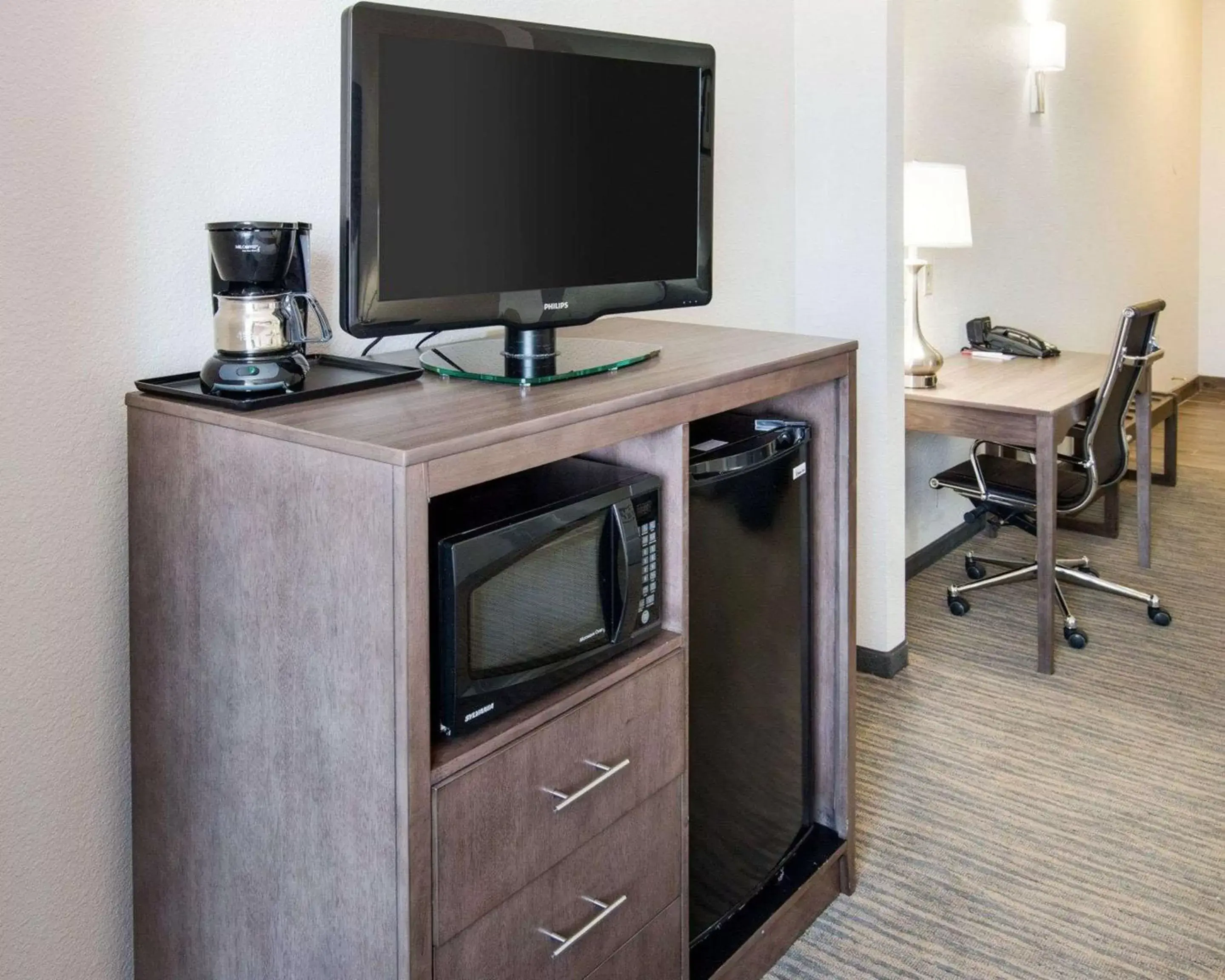 Photo of the whole room, TV/Entertainment Center in Comfort Suites San Angelo near University