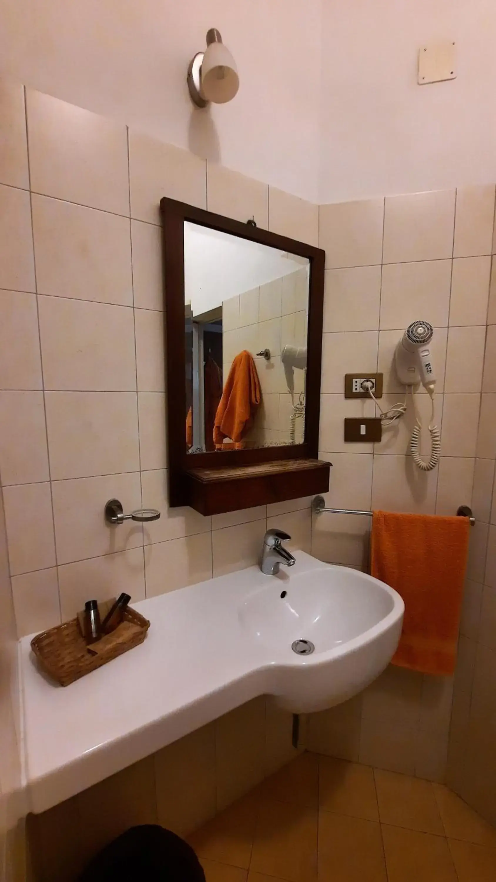 Bathroom in Albergo Giulia Gonzaga