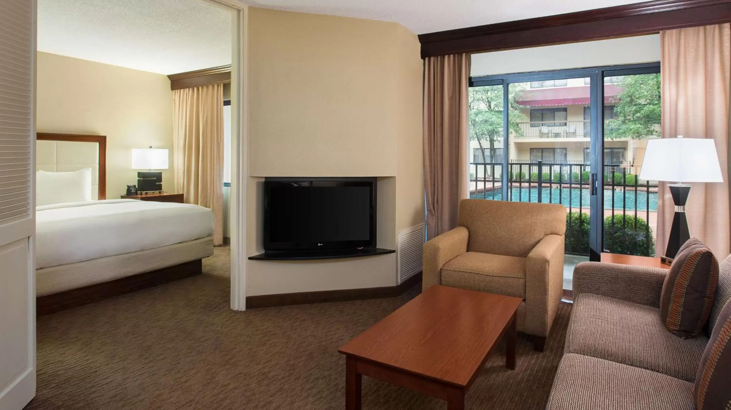 Bedroom, TV/Entertainment Center in DoubleTree Suites by Hilton Hotel Cincinnati - Blue Ash