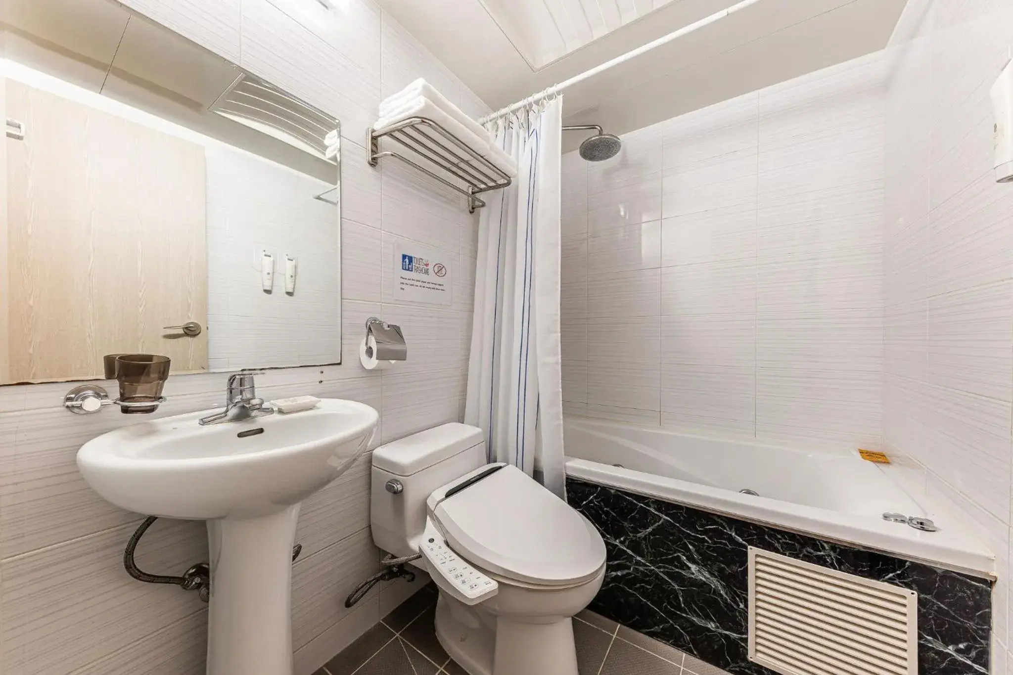 Bathroom in Friendly DH Naissance Hotel by Mindrum group