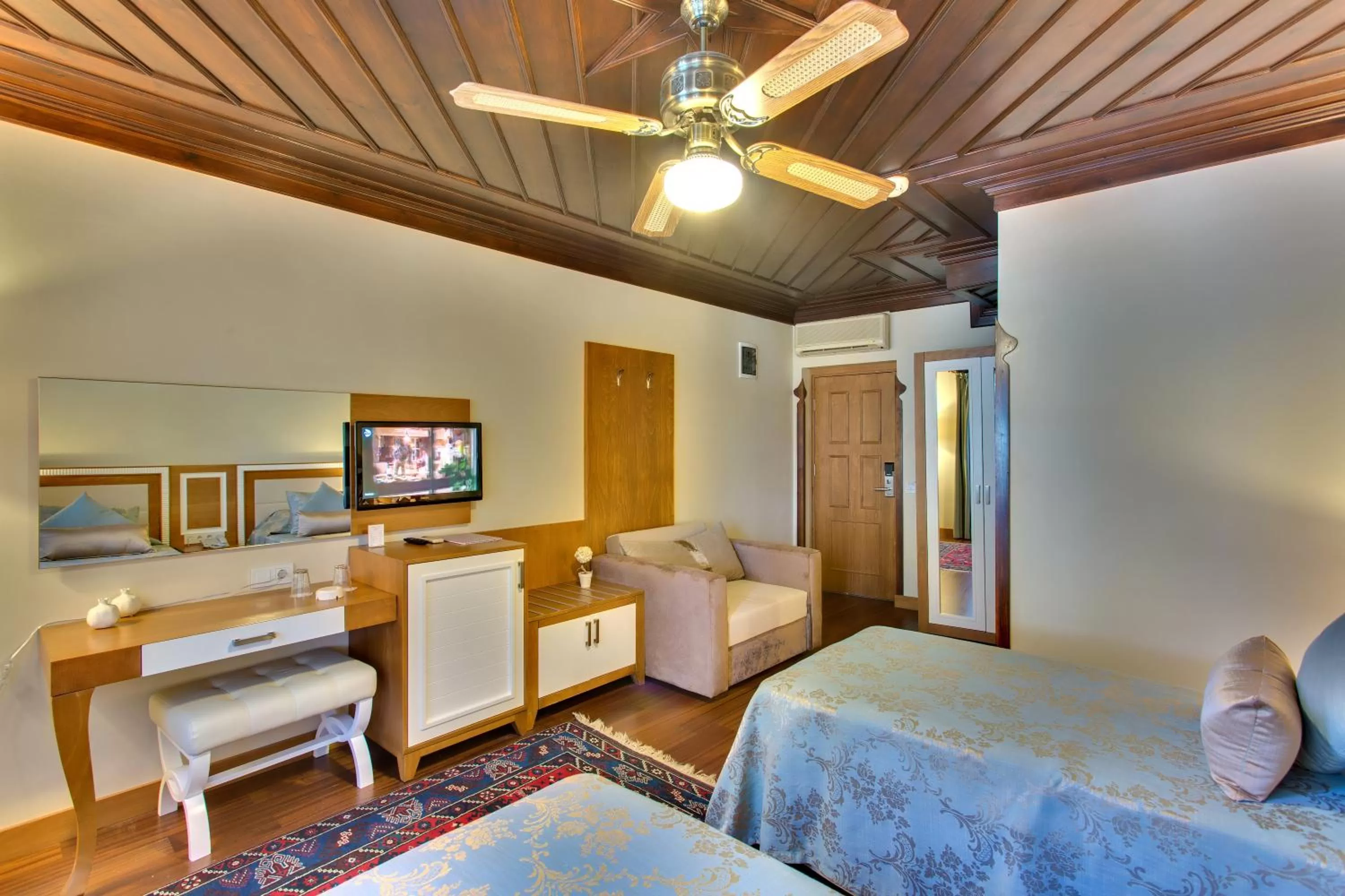 Photo of the whole room, Bed in Dogan Hotel