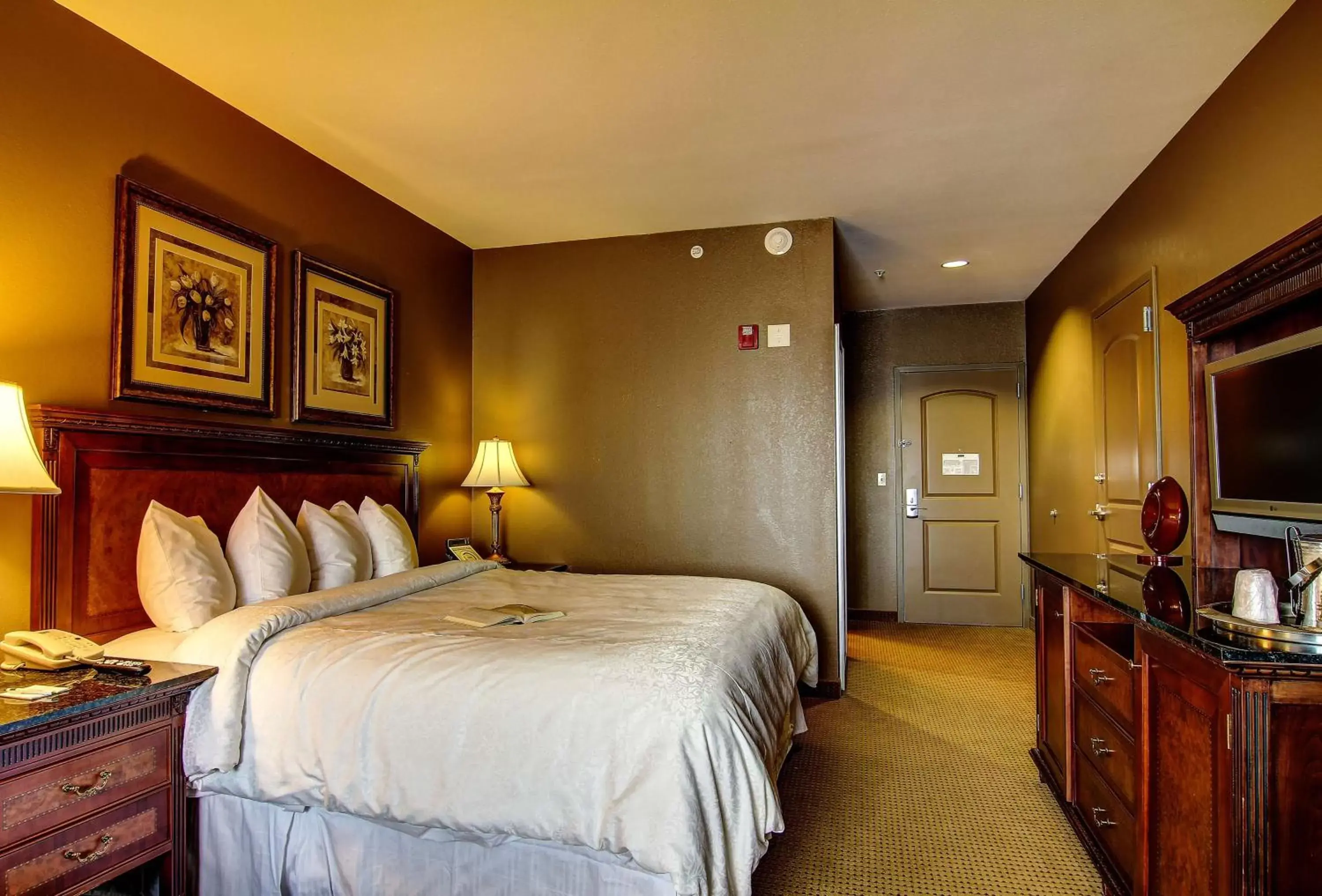 King Room with Roll-In Shower - Disability Access in The Wildwood Hotel King Room with Roll-In Shower - Disability Access in The Wildwood Hotel