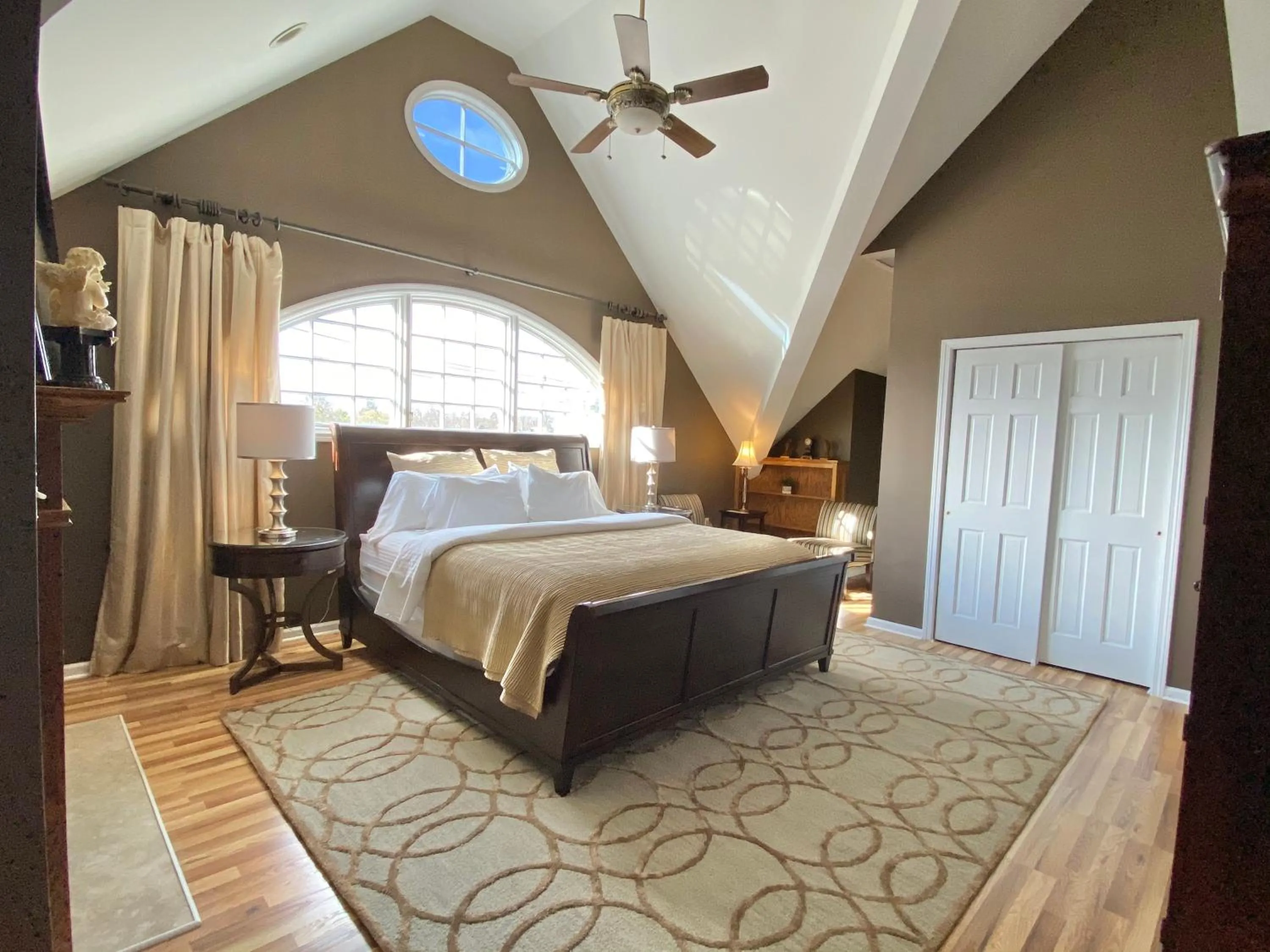 Bed in Inn on Main Hotel