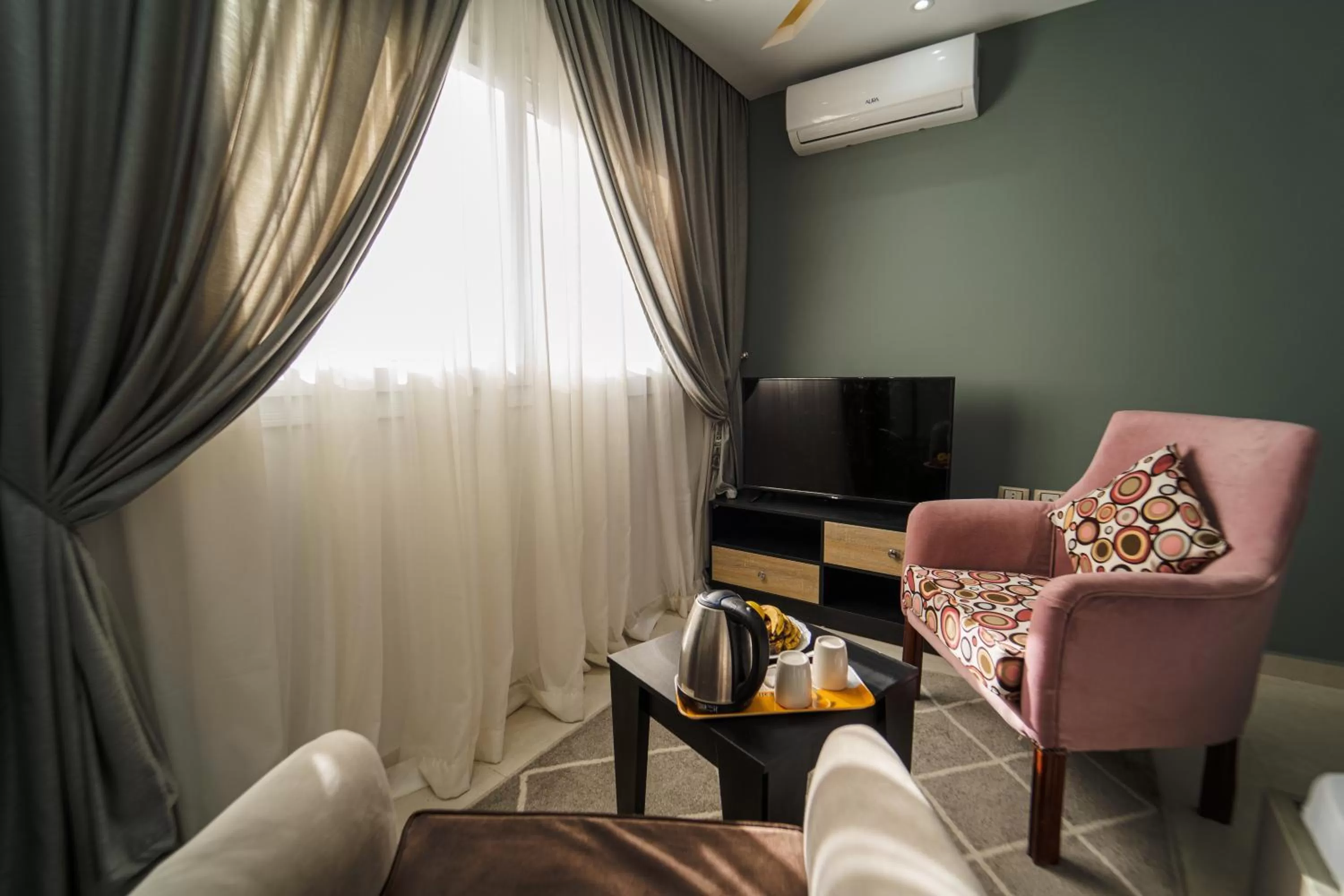 TV and multimedia in Gardenia Inn Hotel