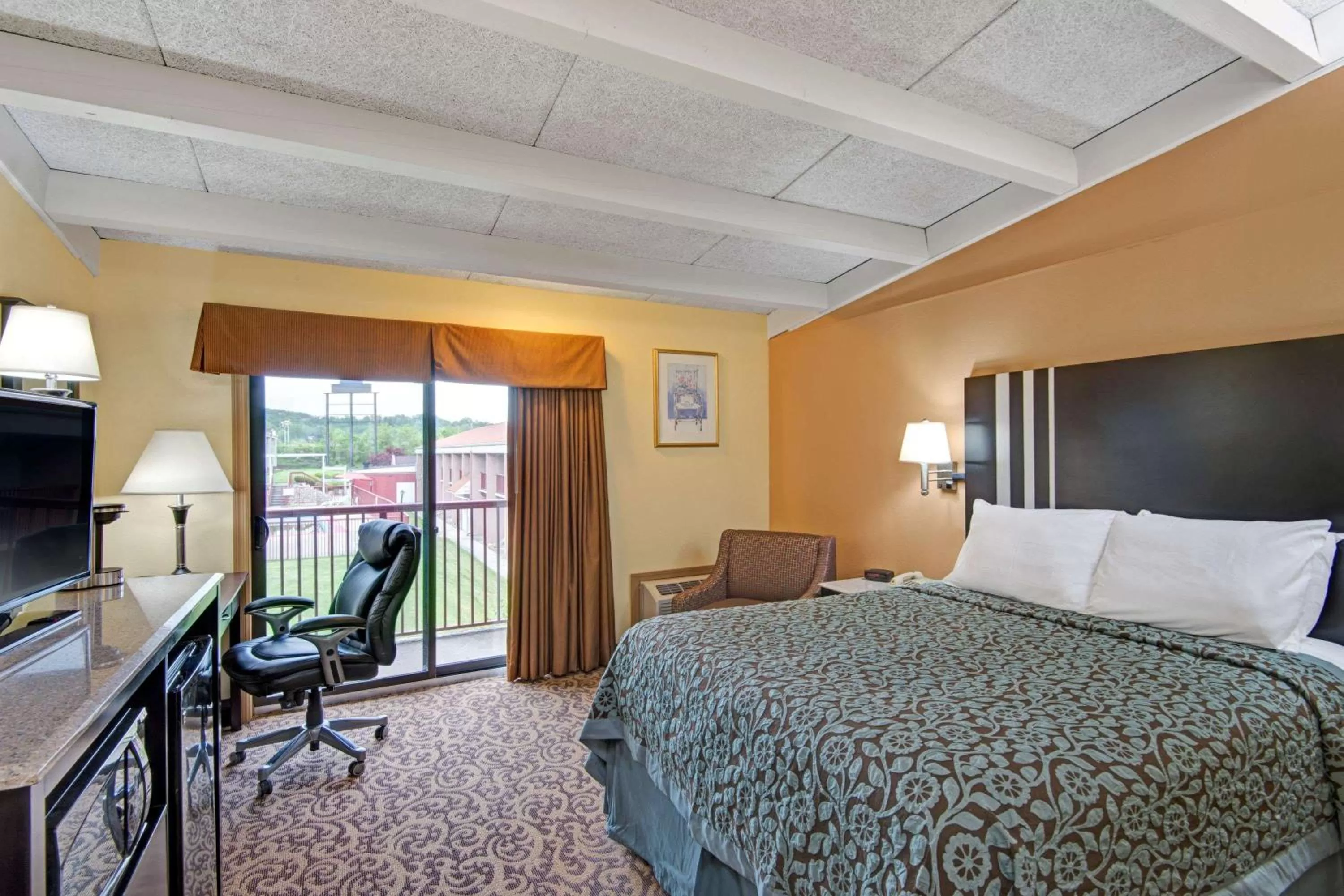 Photo of the whole room, Bed in Days Inn by Wyndham Washington