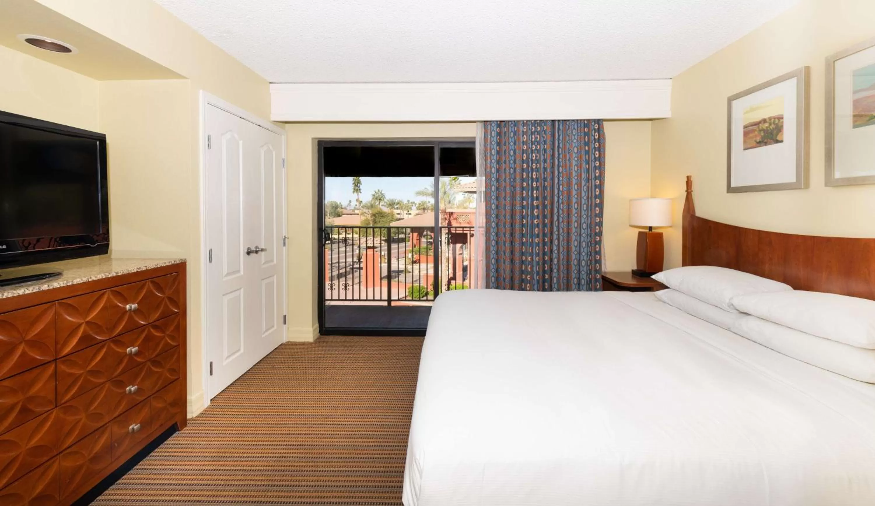 Bed in Hilton Phoenix Resort at the Peak