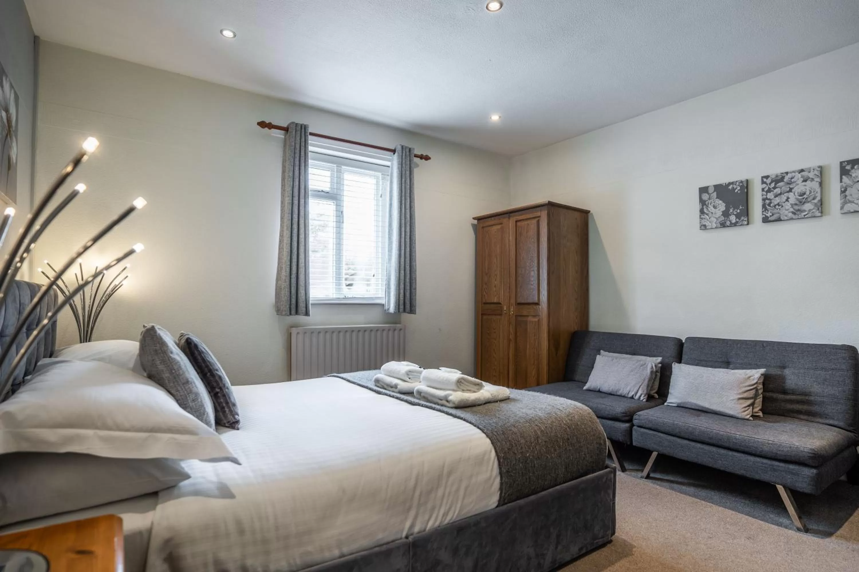 Bedroom in Black Horse Hotel