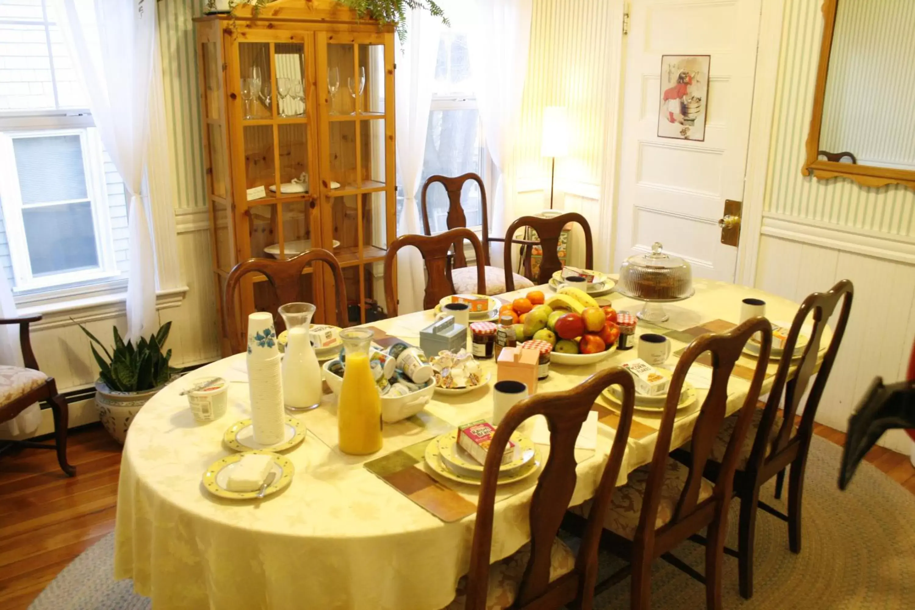 Coffee/tea facilities, Restaurant/Places to Eat in The Coolidge Corner Guest House: A Brookline Bed and Breakfast