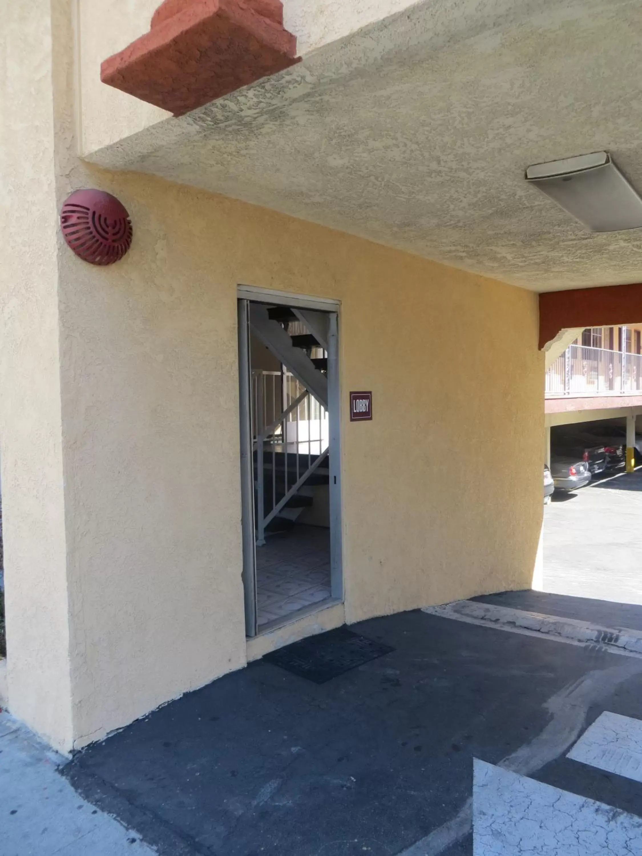 Facade/entrance in Deluxe Inn Hawthorne/ LAX