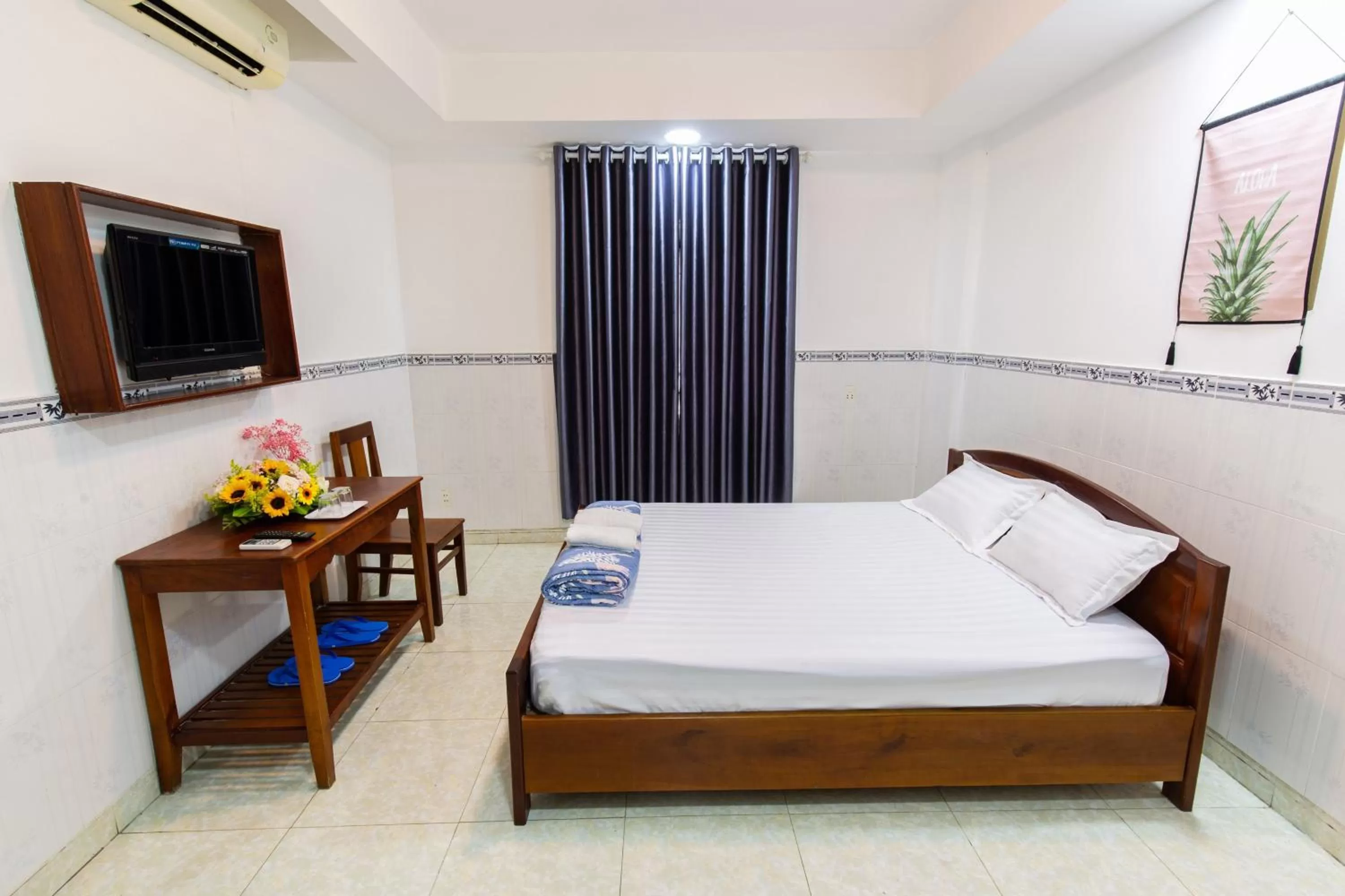 TV and multimedia, Bed in Hotel Hoa Cúc Phương Dĩ An - Bình Dương