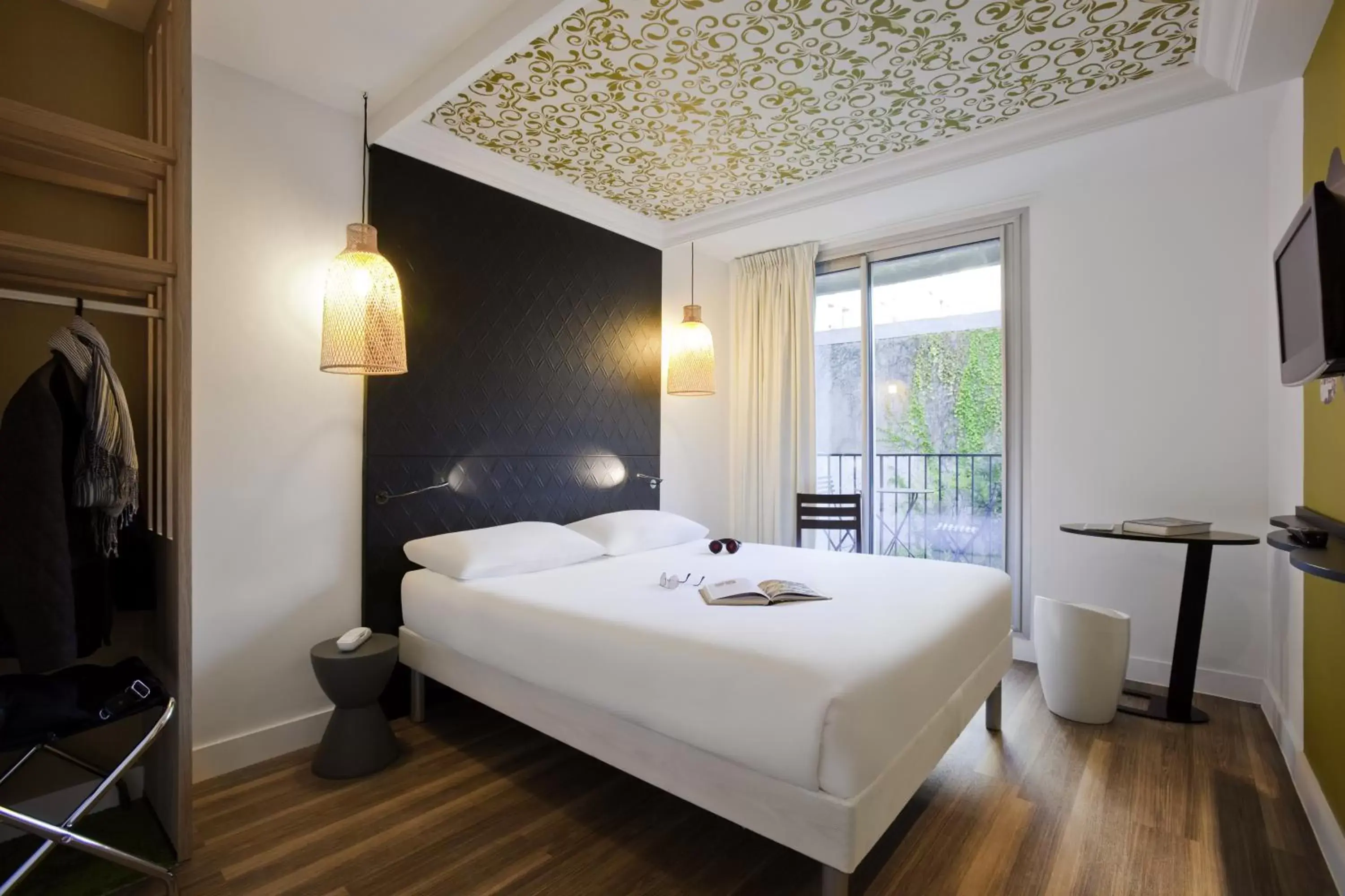 Bed in ibis Styles Paris Buttes Chaumont