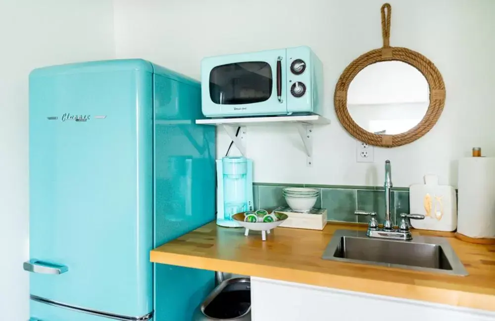 Kitchen/Kitchenette in Royal Palms Motel