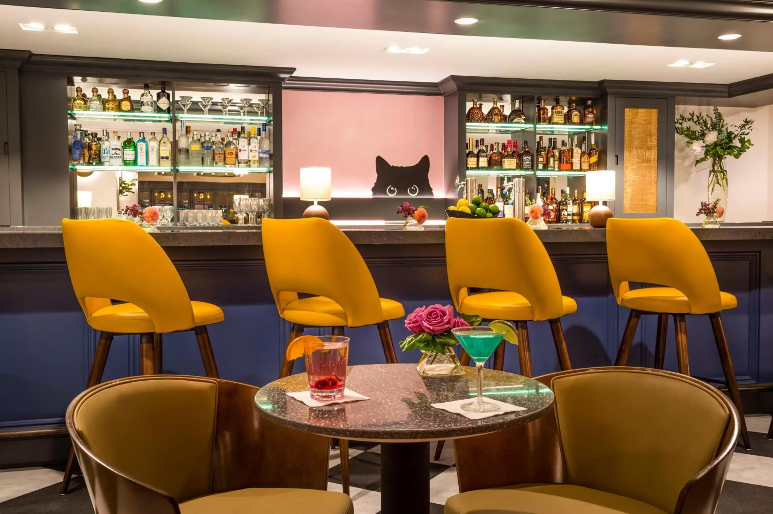 Lounge or bar in Warwick Denver Lounge or bar in Warwick Denver