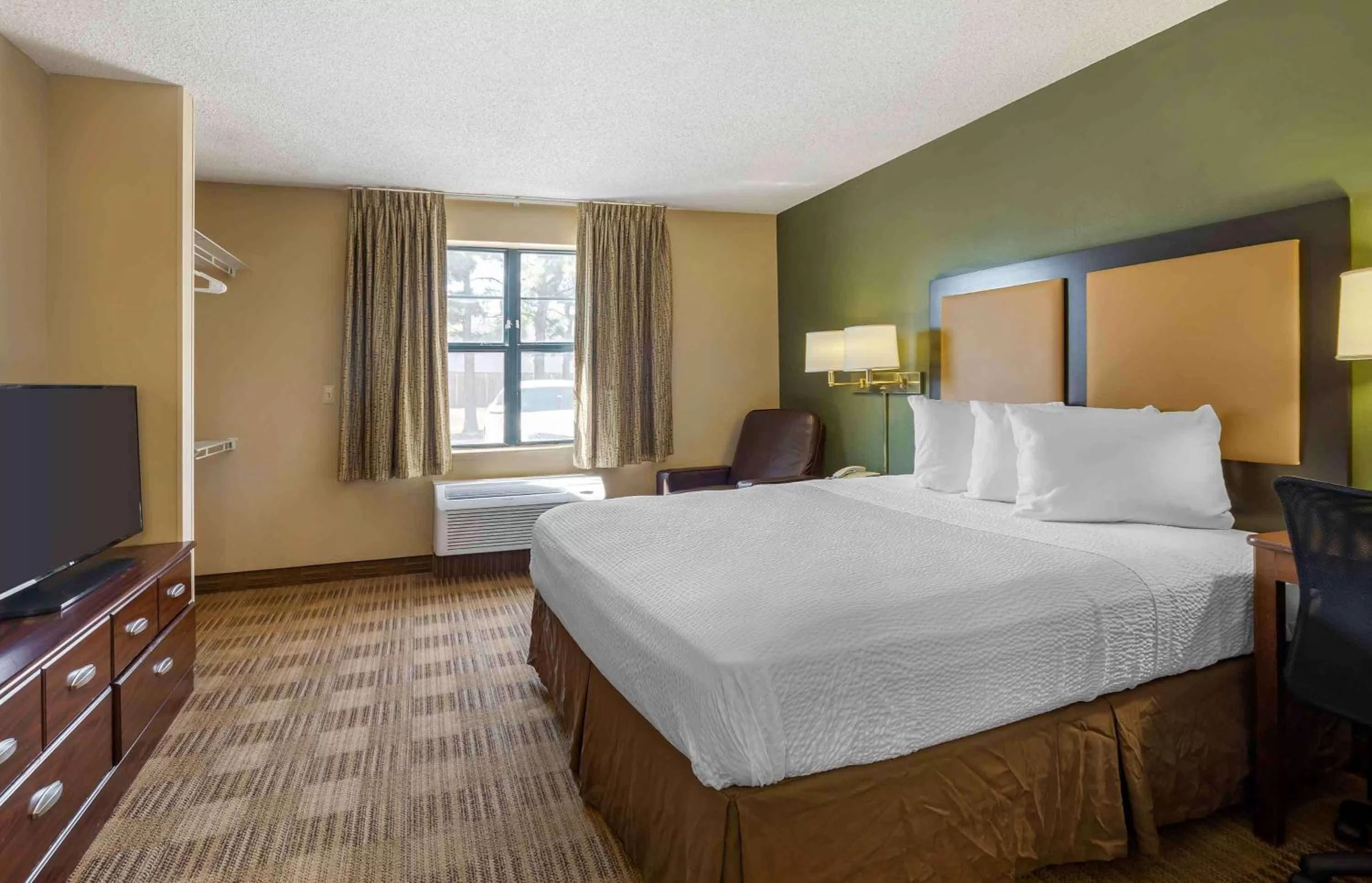 Bedroom, Bed in Extended Stay America Suites - Oklahoma City - NW Expressway
