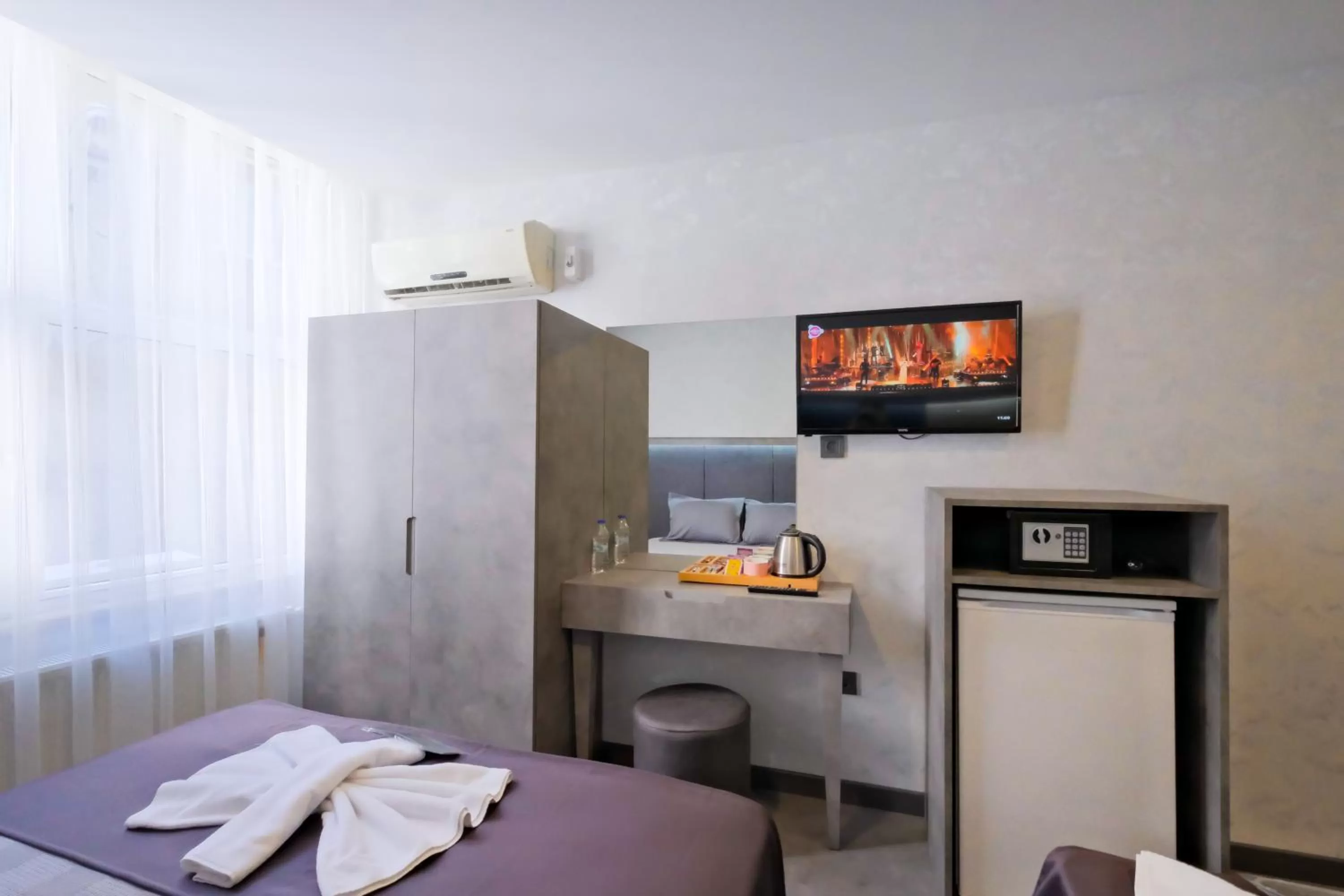 Photo of the whole room, Bed in The Queen Hotel