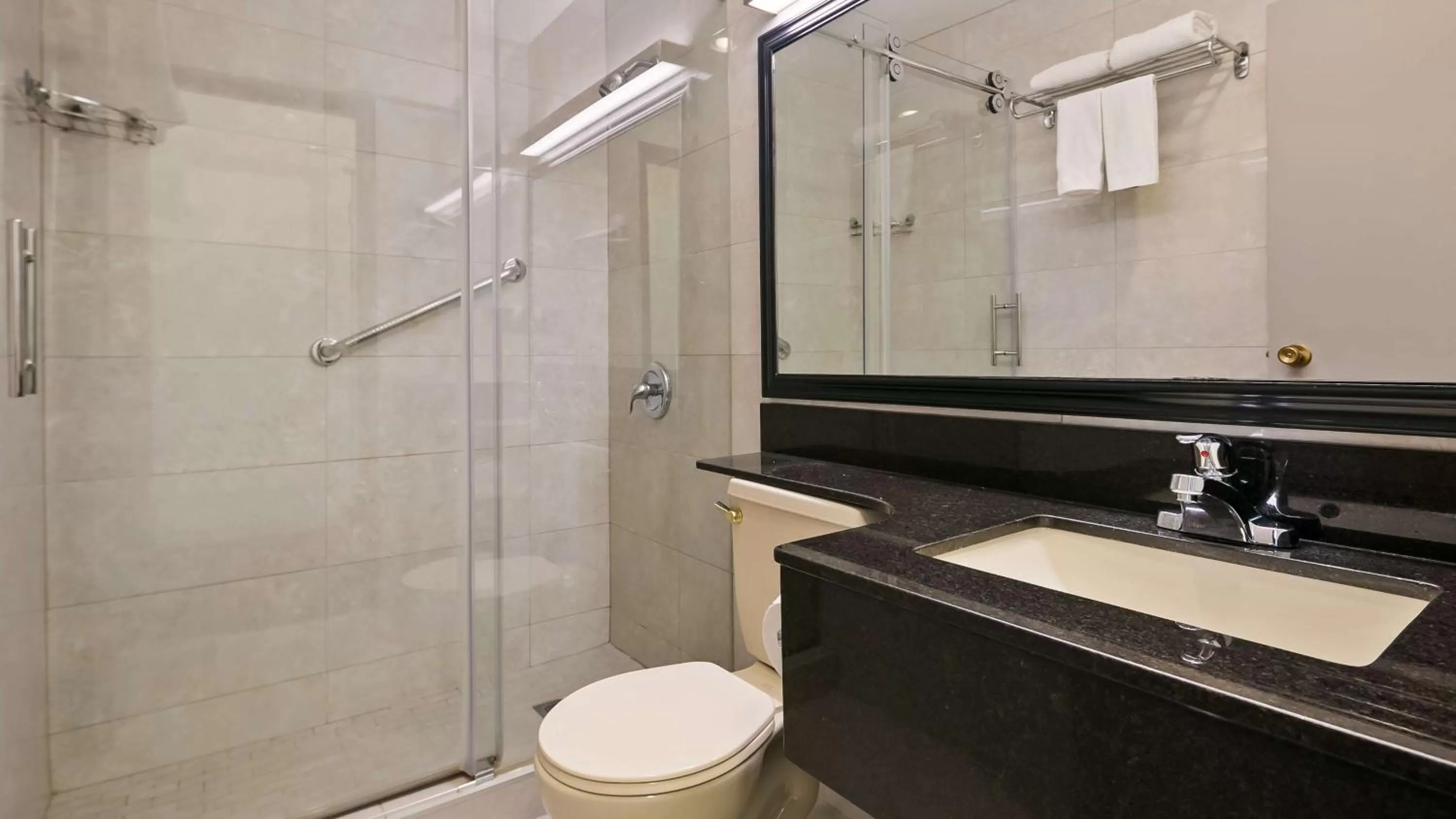 Bathroom in Best Western Airport Inn